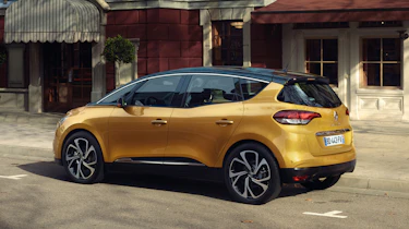 A panoramic sunroof is included with Dynamique S Nav trim