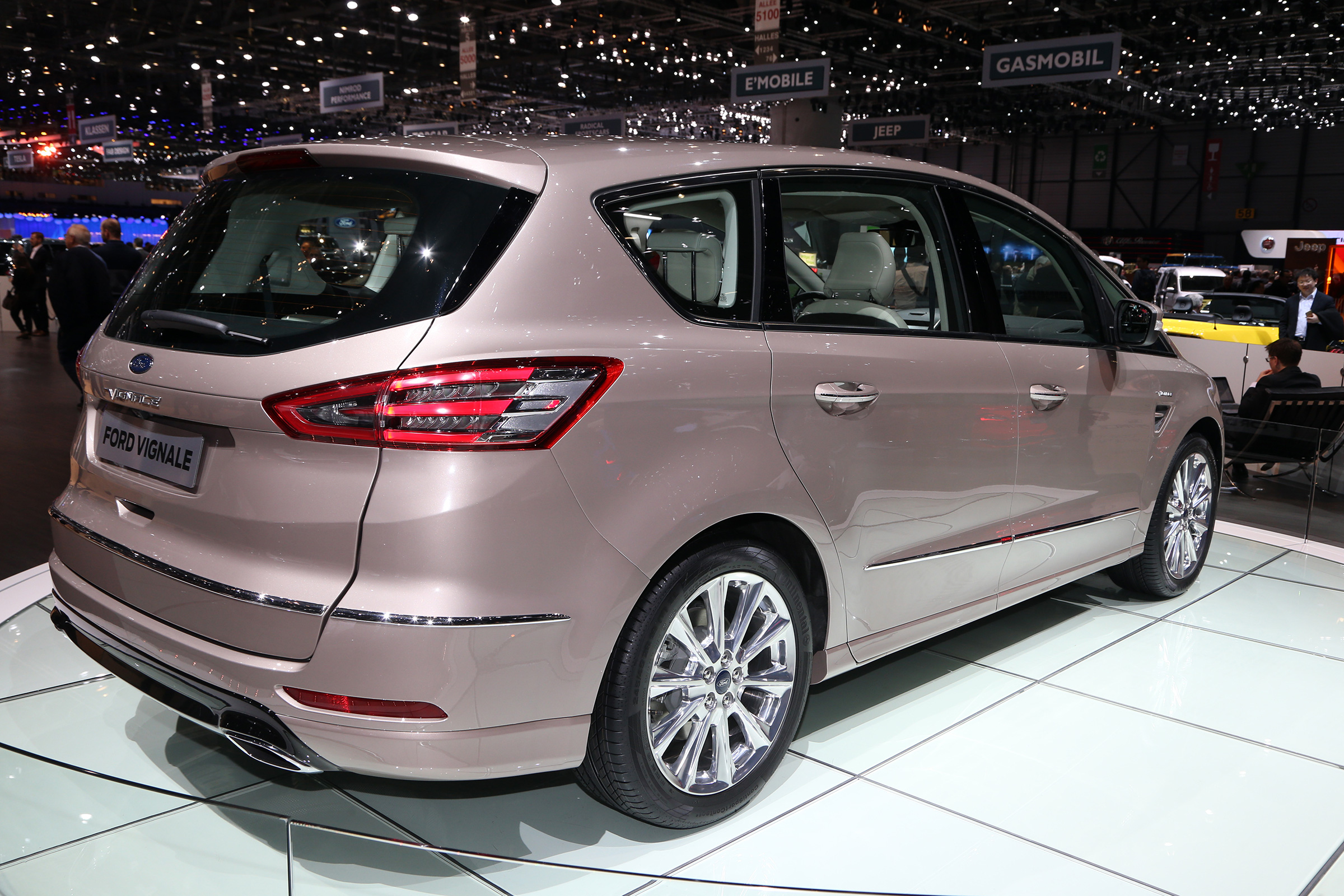 The S-MAX Vignale is available with two powerful diesel engines or a 237bhp petrol