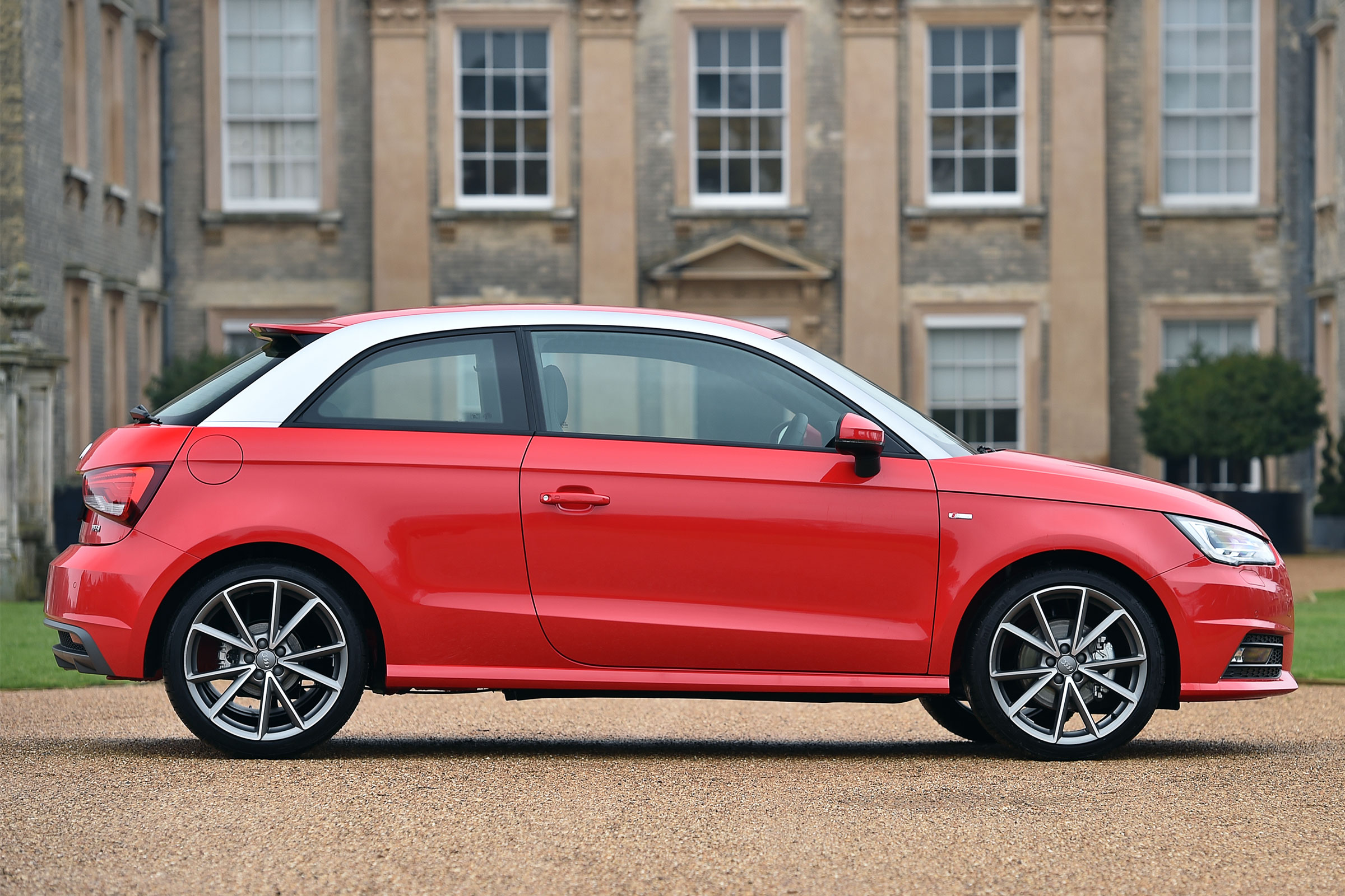 A contrasting roof helps draw the eye to this nicely proportioned car