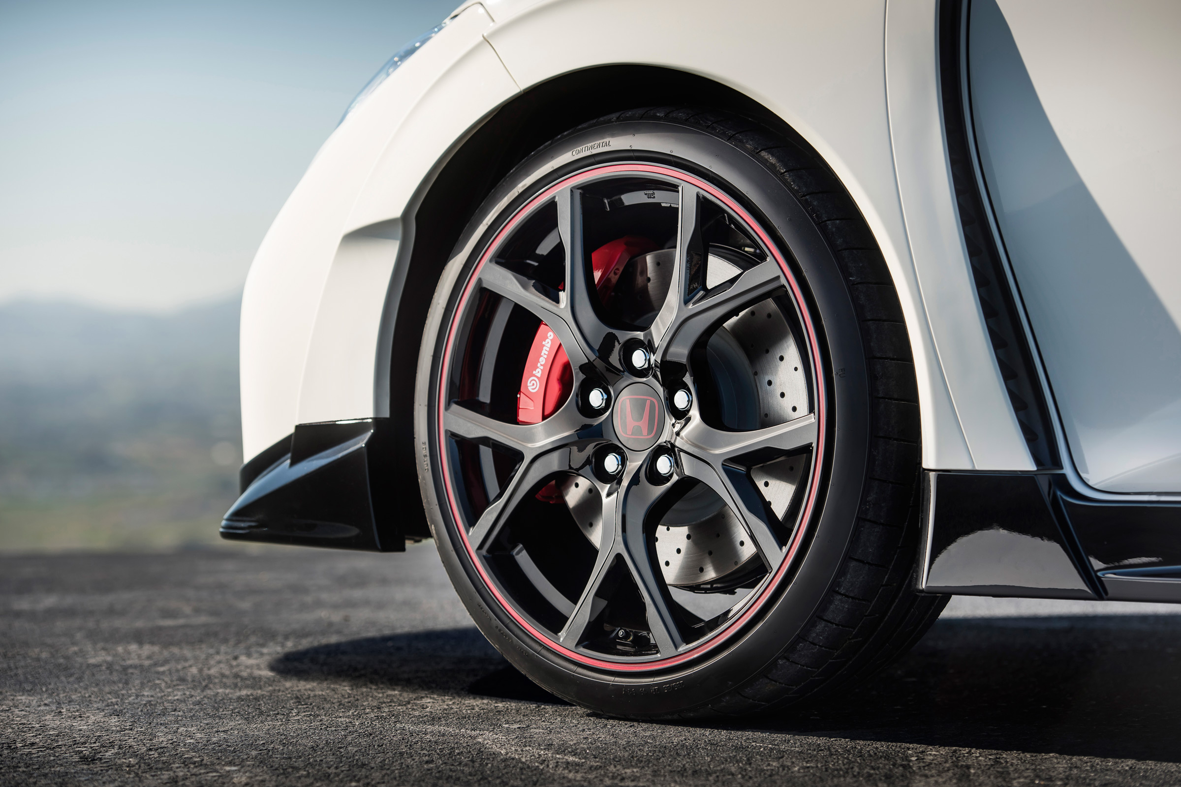Honda Civic Type-R front wheel, Brembo brakes and wheelarch vents
