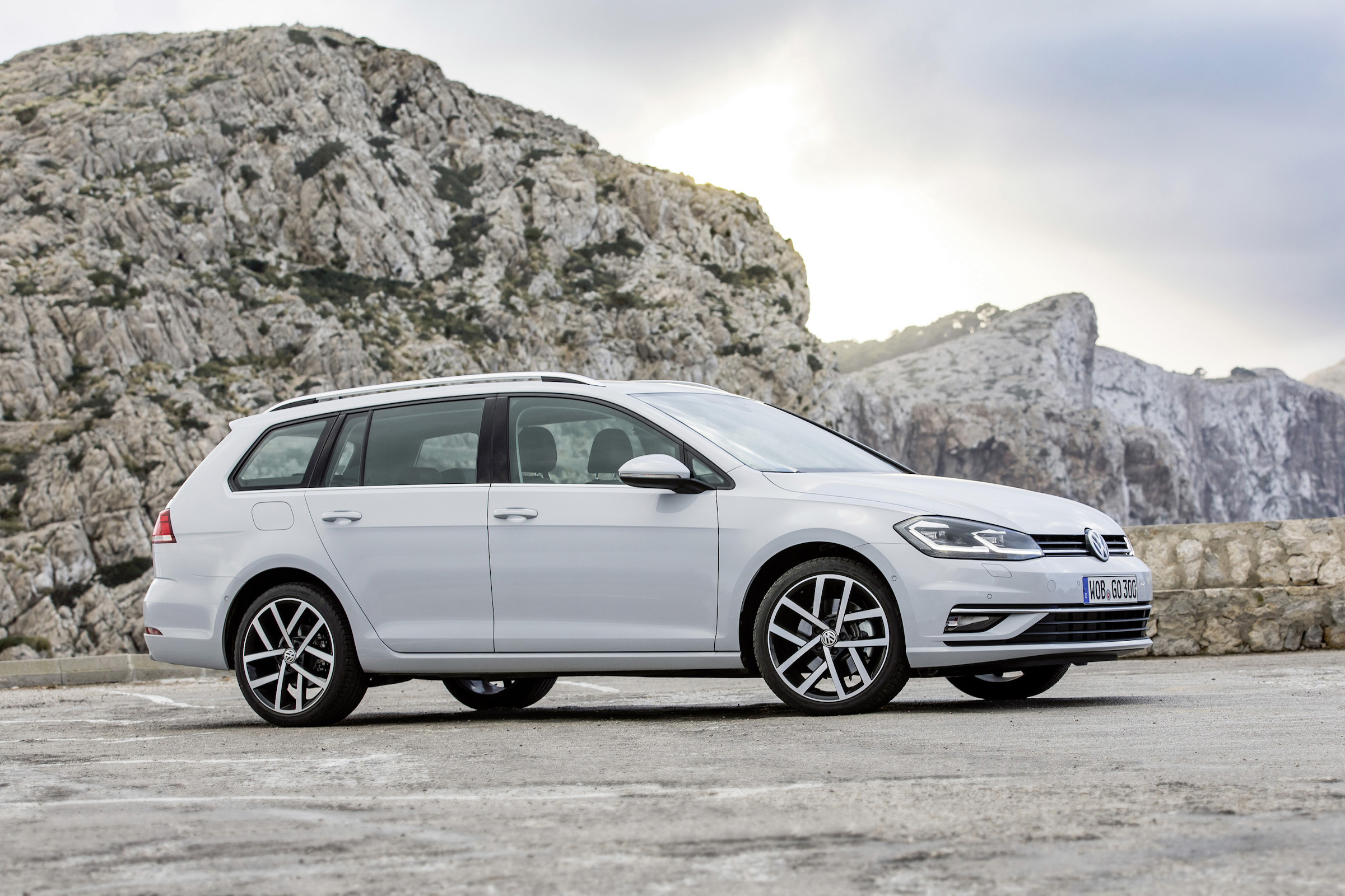 If you really want to have fun behind the wheel of a Golf Estate, check out the Volkswagen Golf R Estate