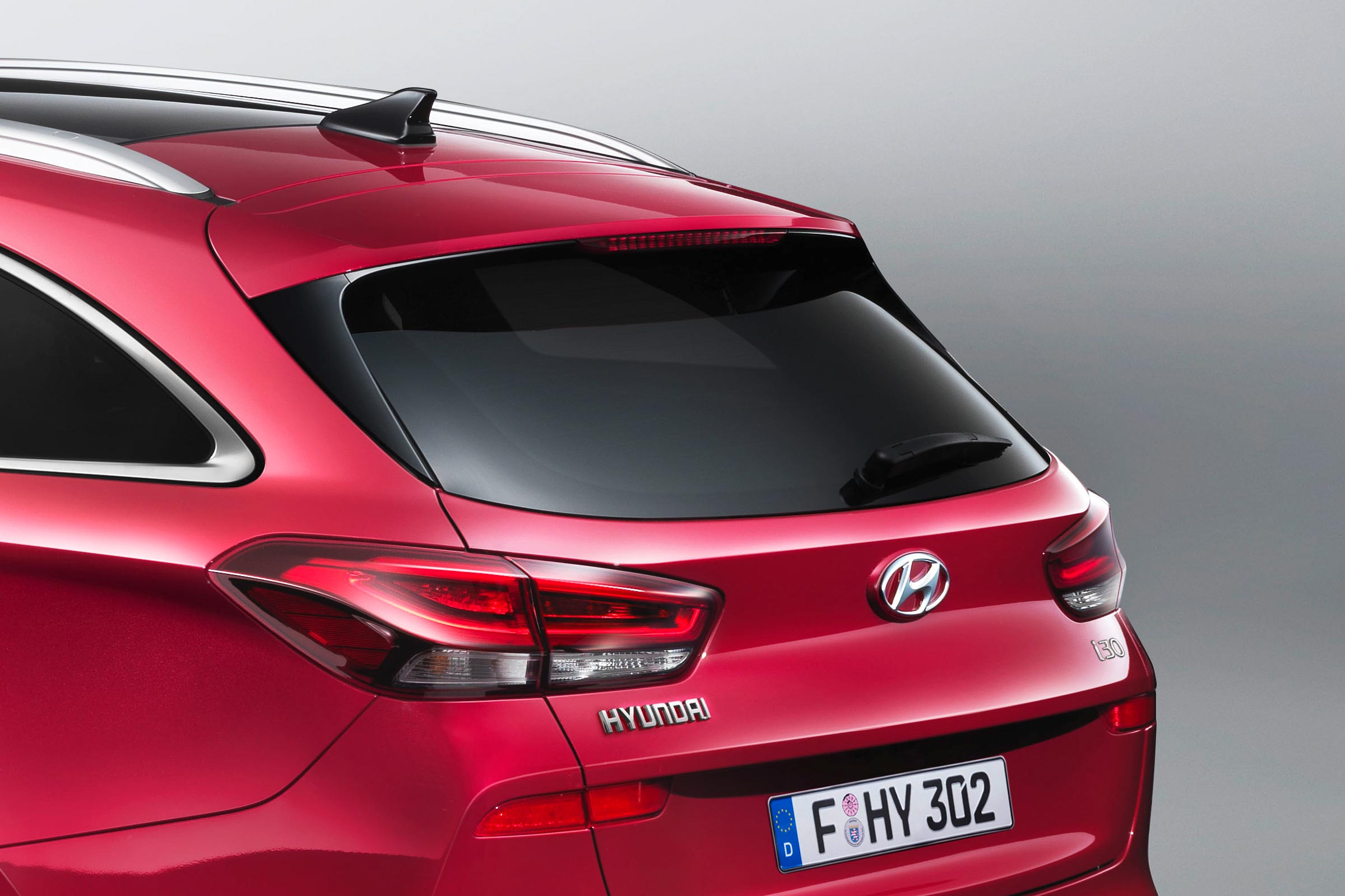 The silver roof bars and subtle spoiler add interest to the i30 Wagon
