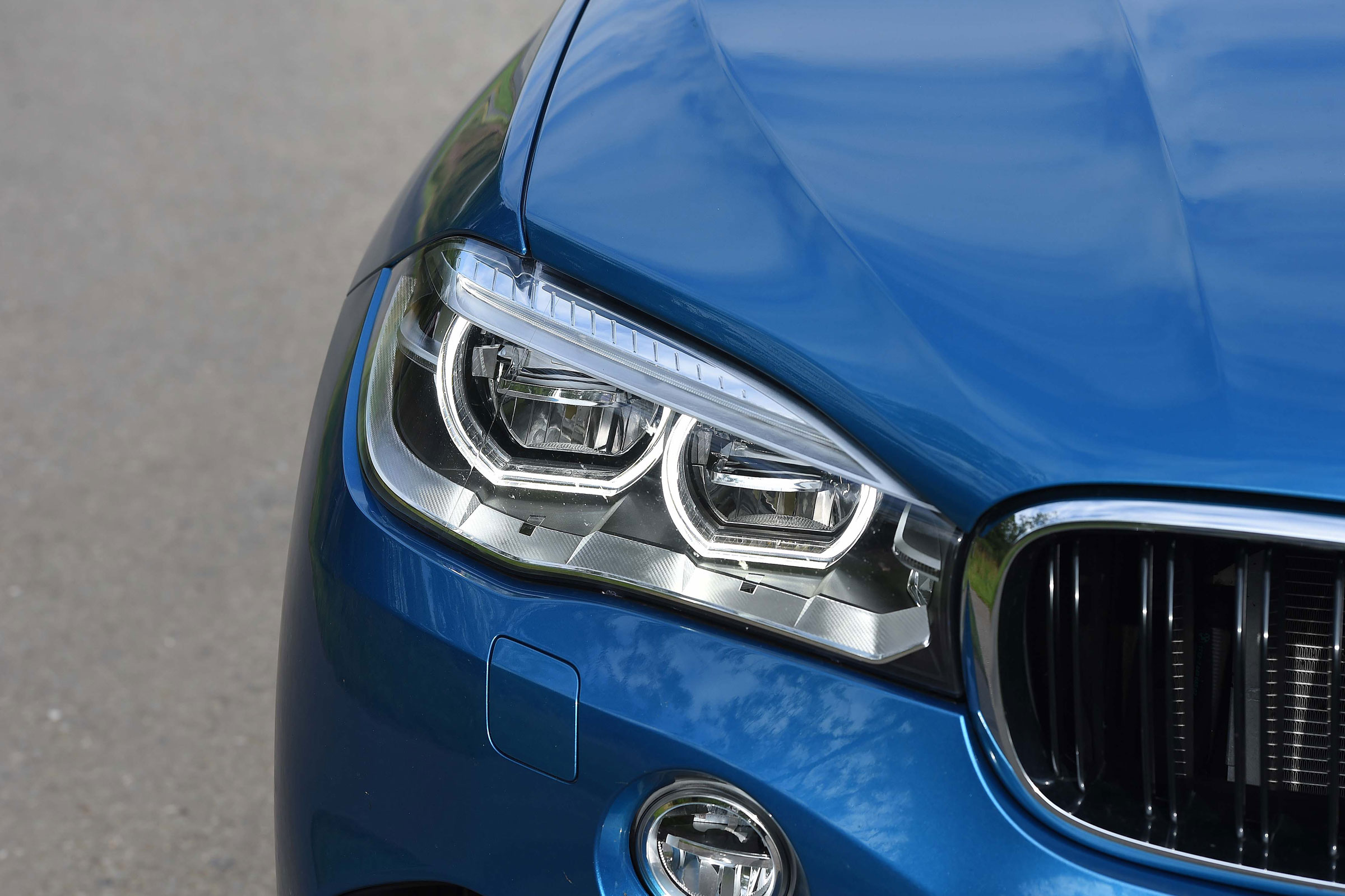 Circular LED daytime running lights help the X6 M to stand out, along with BMW's iconic kidney grille 