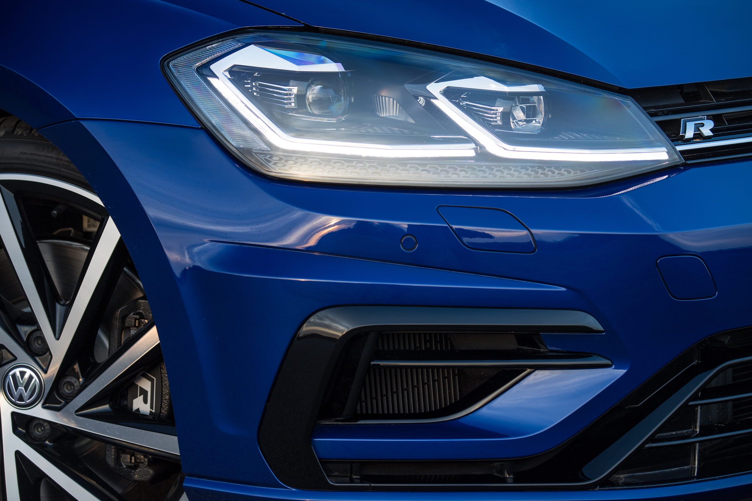 The latest Golf R has full LED headlamps