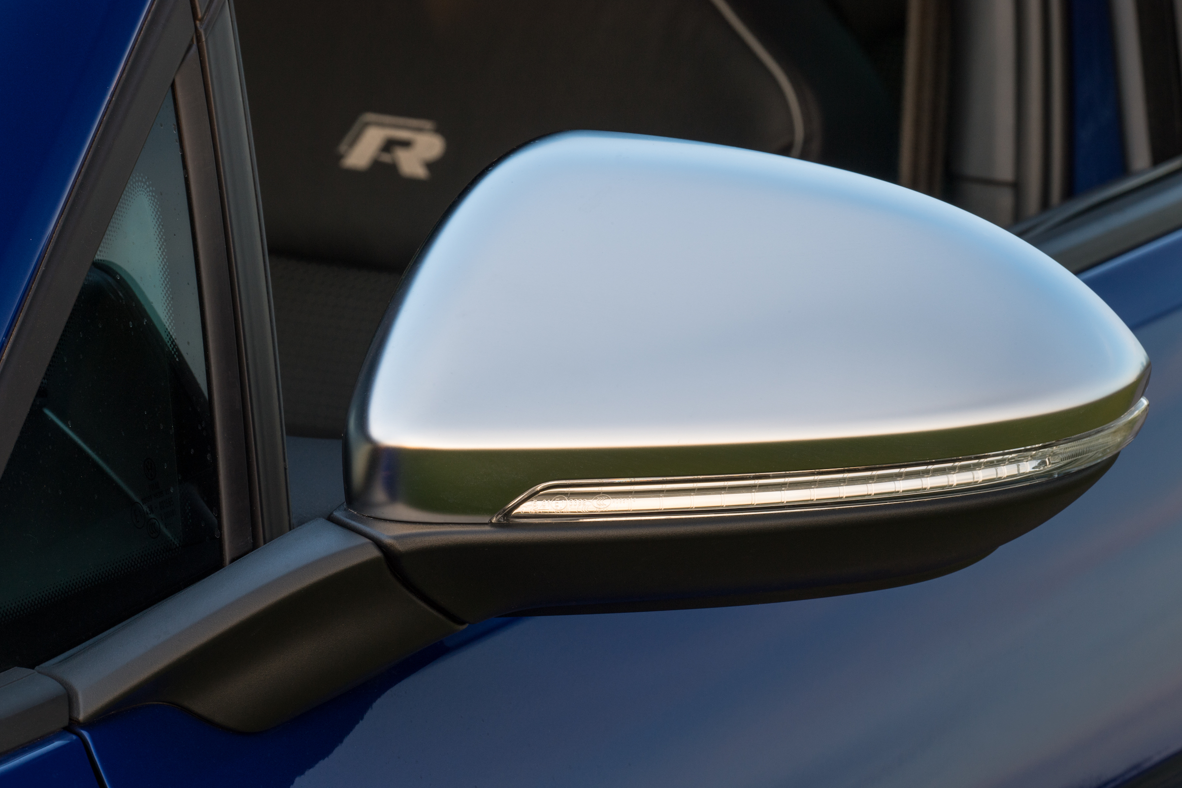 LED indicator repeater lamps are integrated with the rear view mirrors