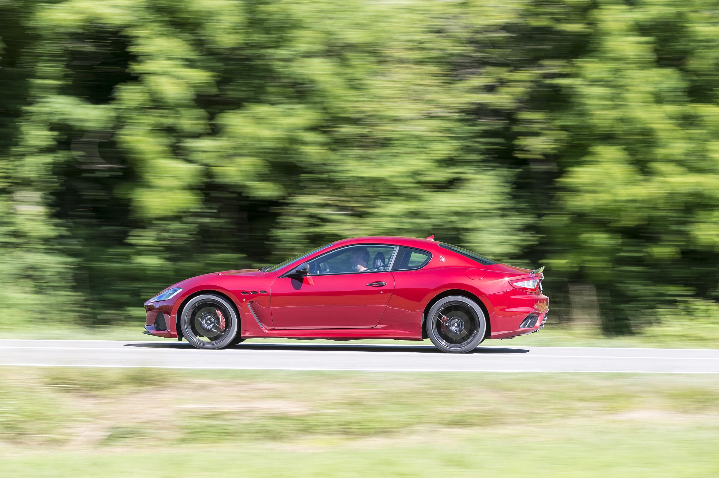 Maserati GranTurismo coupe side panning