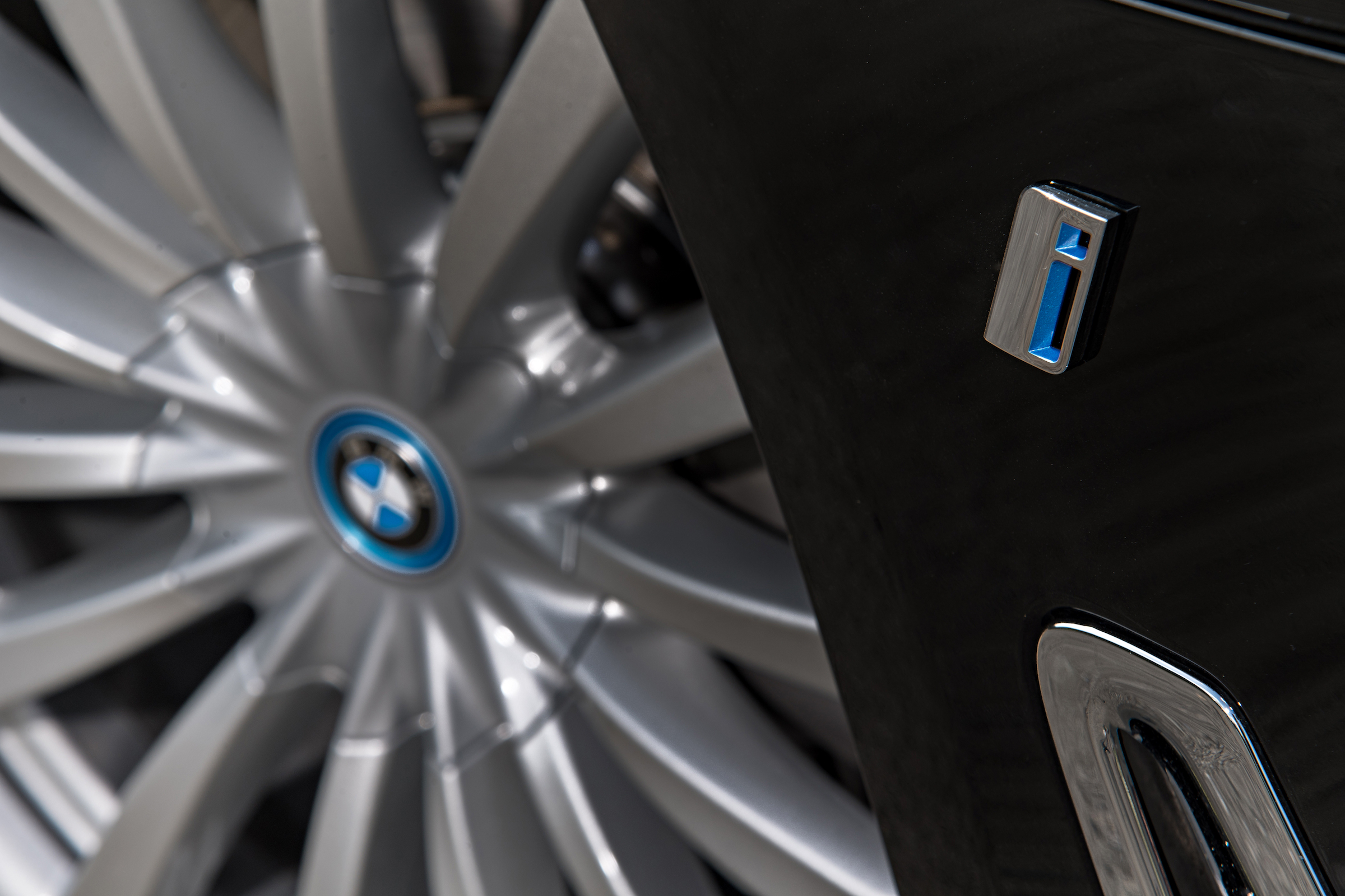 To make the most of the 740e's hybrid capabilities you'll need to keep the lithium ion battery pack fully charged.