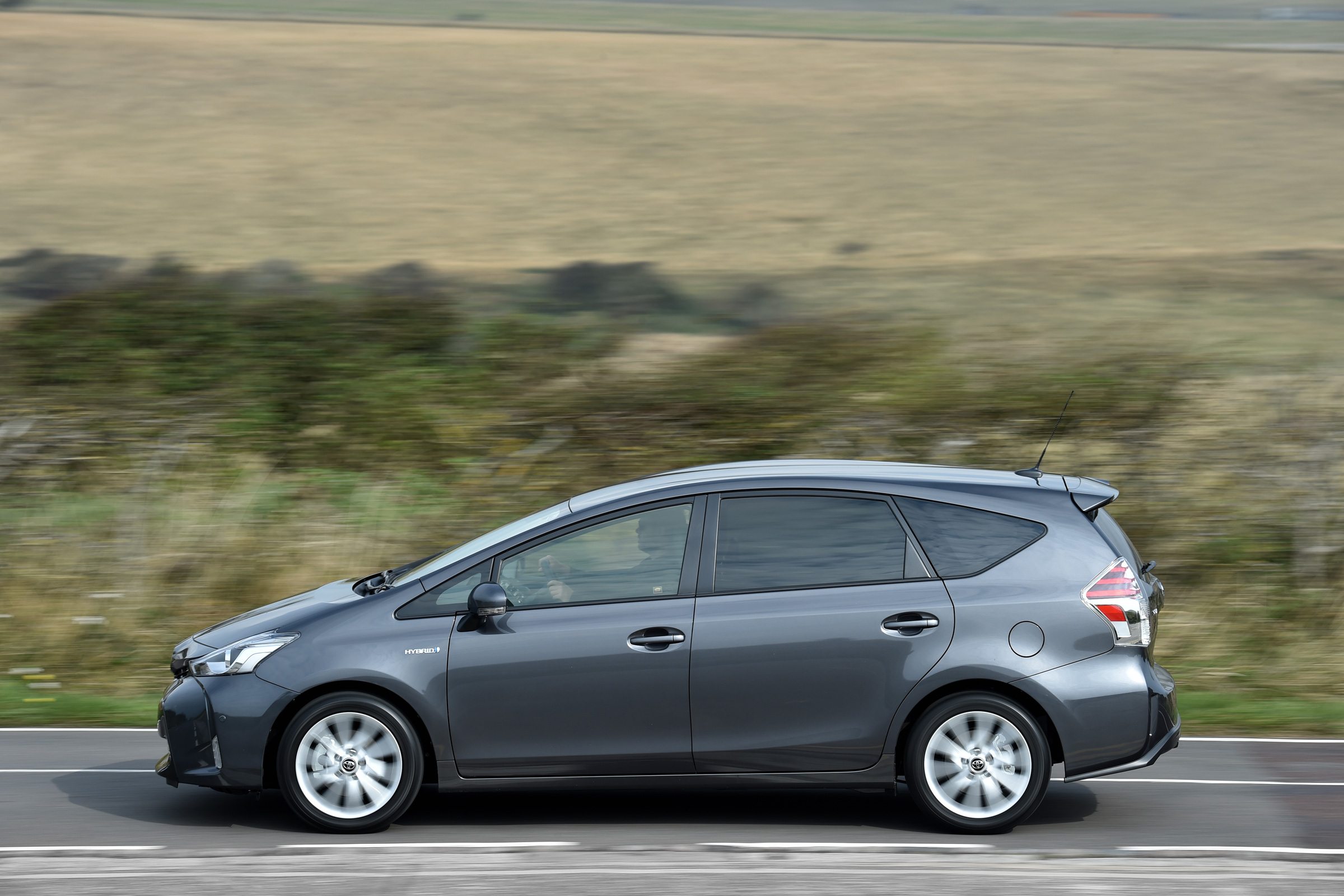 Toyota Prius+ MPV side panning