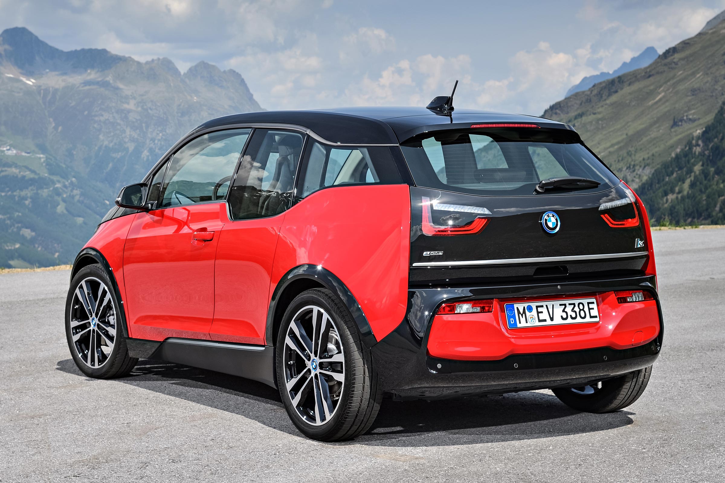 The standard i3 is fitted with a 94Ah battery that gives a claimed range of 195 miles