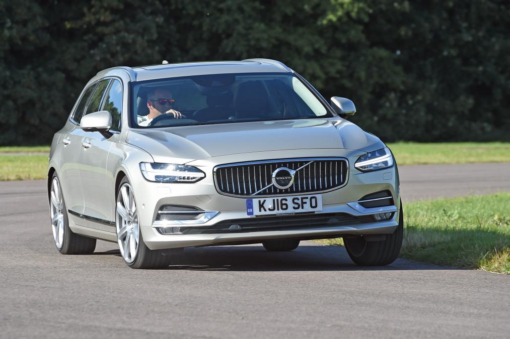 Volvo V90 cornering