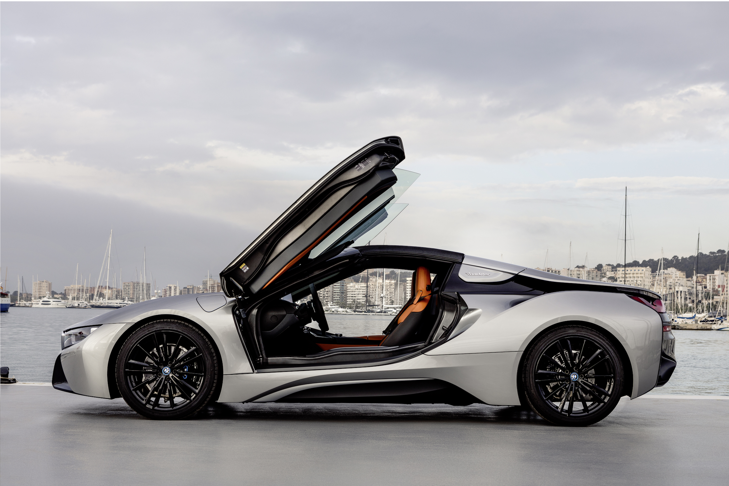 However, thanks to its plug-in hybrid power system, the i8 has another trick up its sleeve