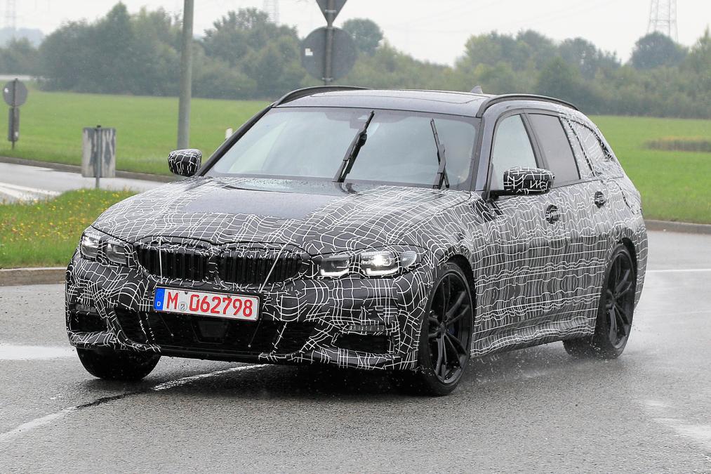 BMW 3 Series Estate front quarter tracking spy shot