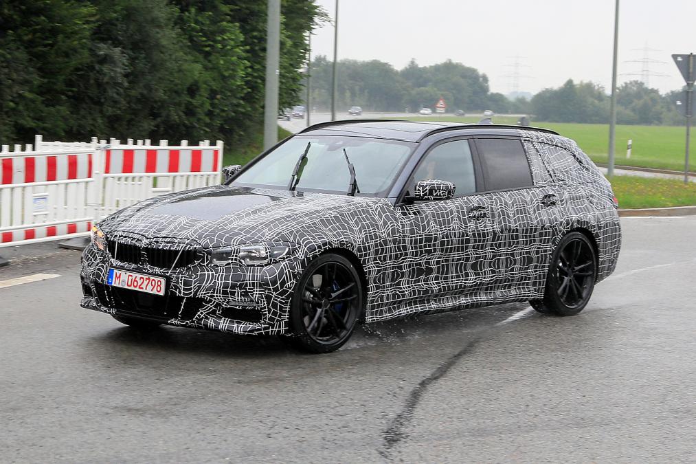 BMW 3 Series Estate front quarter tracking spy shot