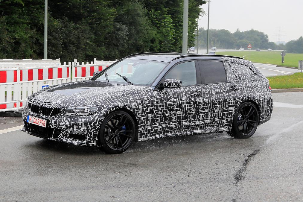 BMW 3 Series Estate front quarter tracking spy shot
