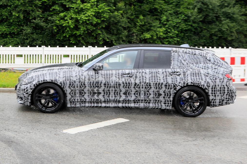 BMW 3 Series Estate side profile tracking spy shot