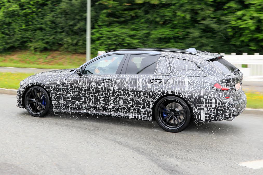 BMW 3 Series Estate side profile tracking spy shot
