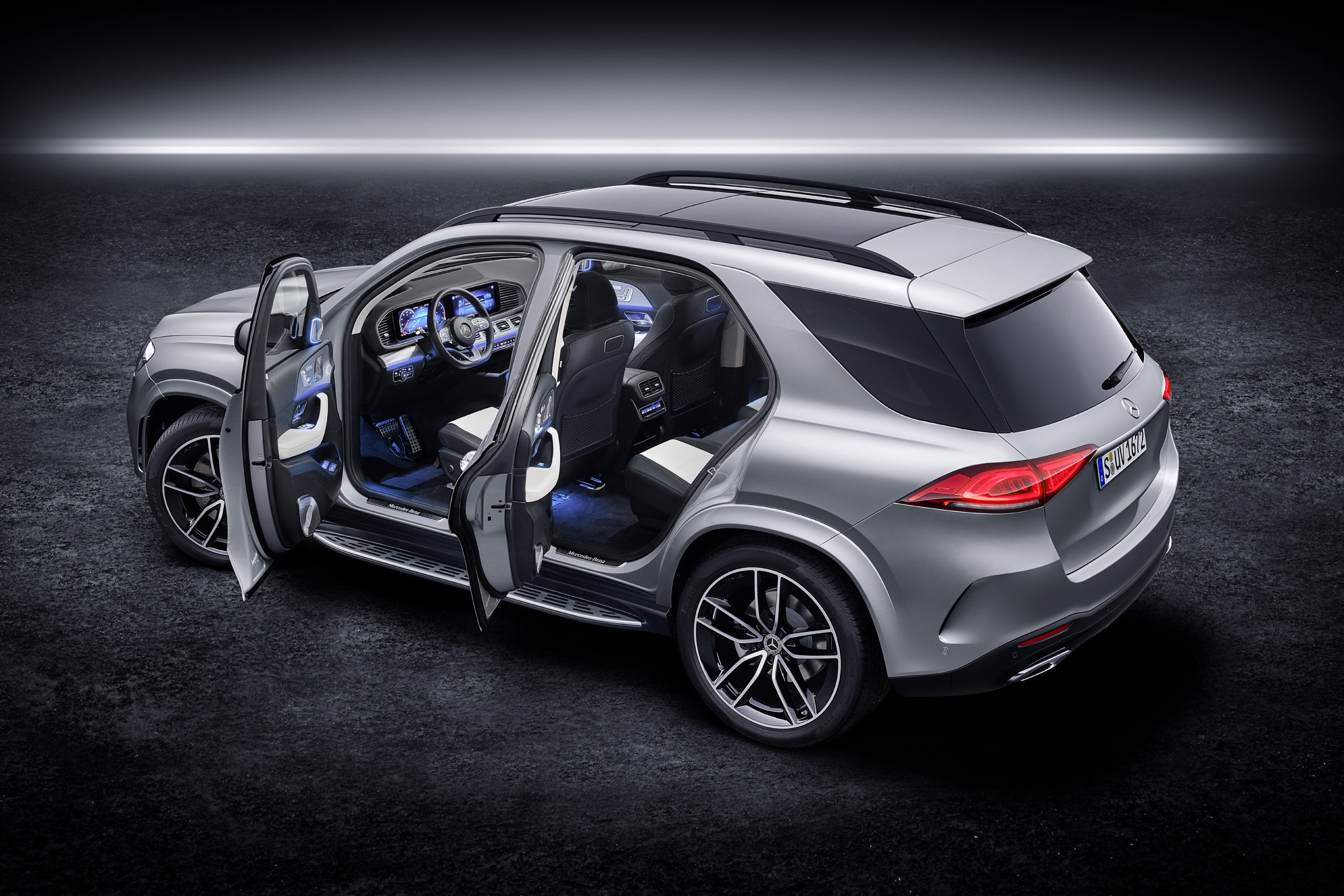 2019 Mercedes GLE open doors