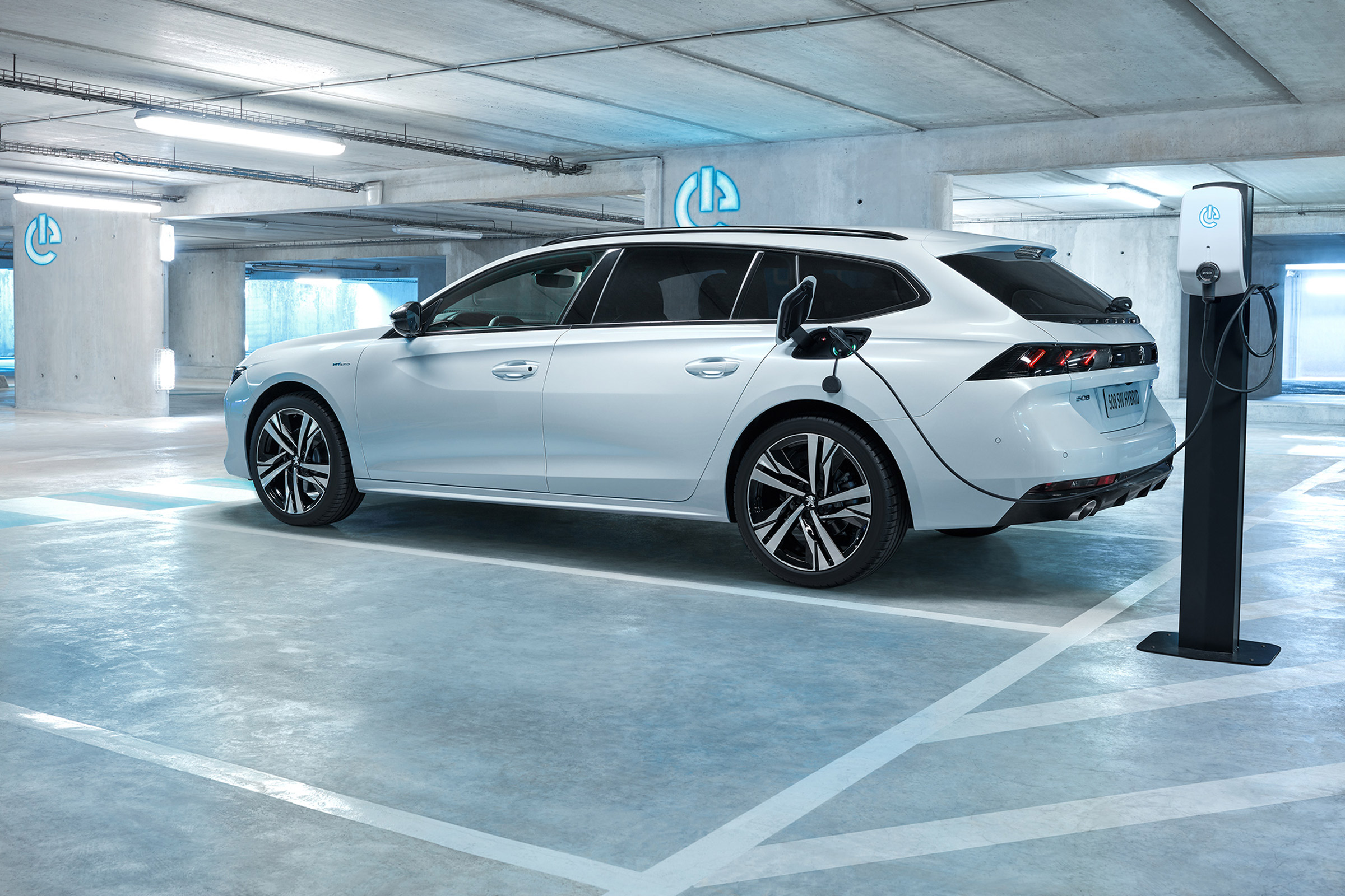Peugeot 508 SW plug-in hybrid charging