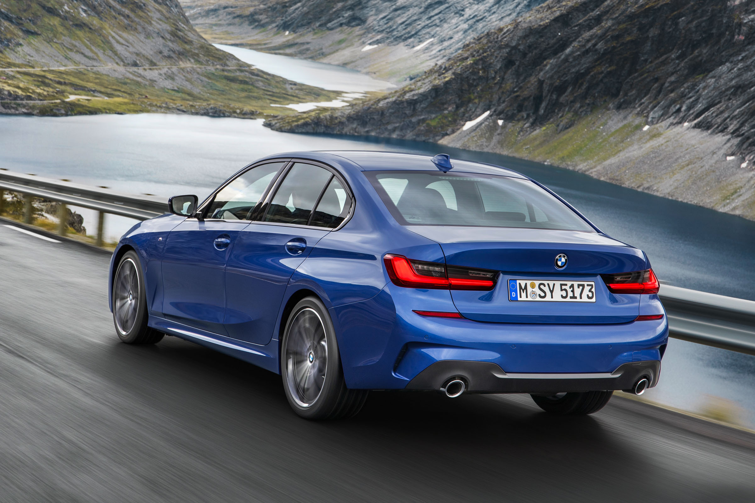 BMW 3 Series 2019 rear tracking