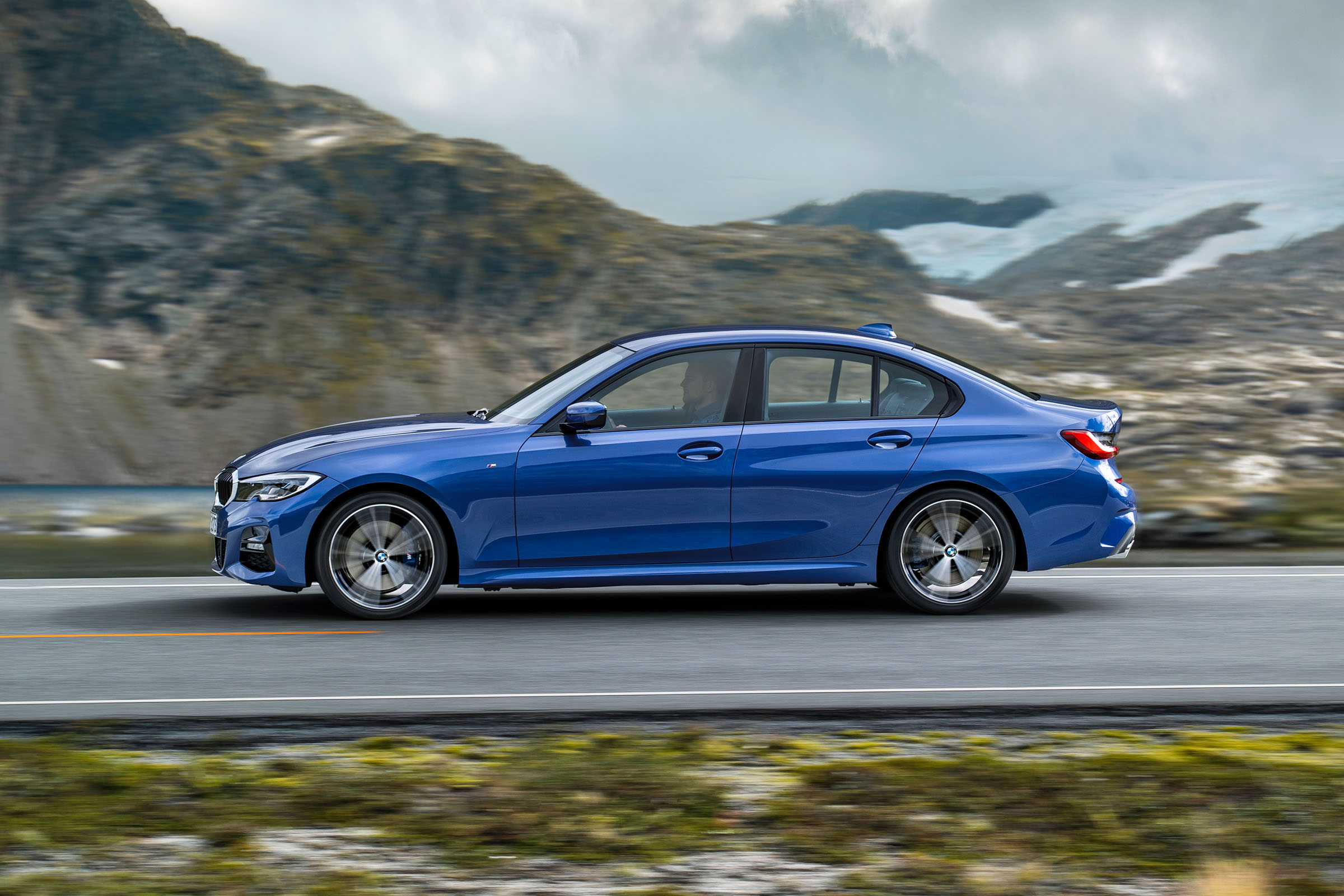 BMW 3 Series 2019 interior side profile tracking