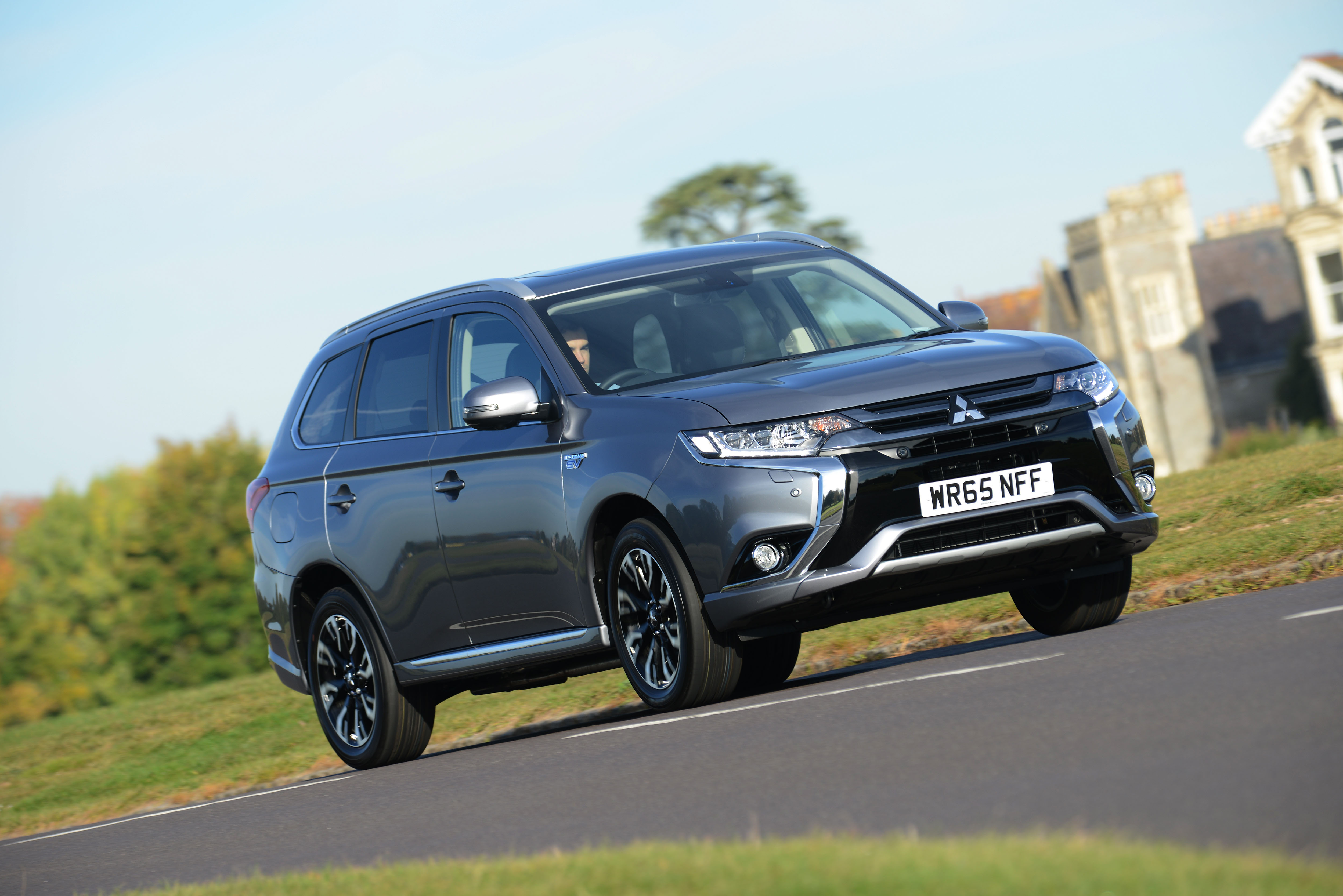 Mitsubishi Outlander PHEV front