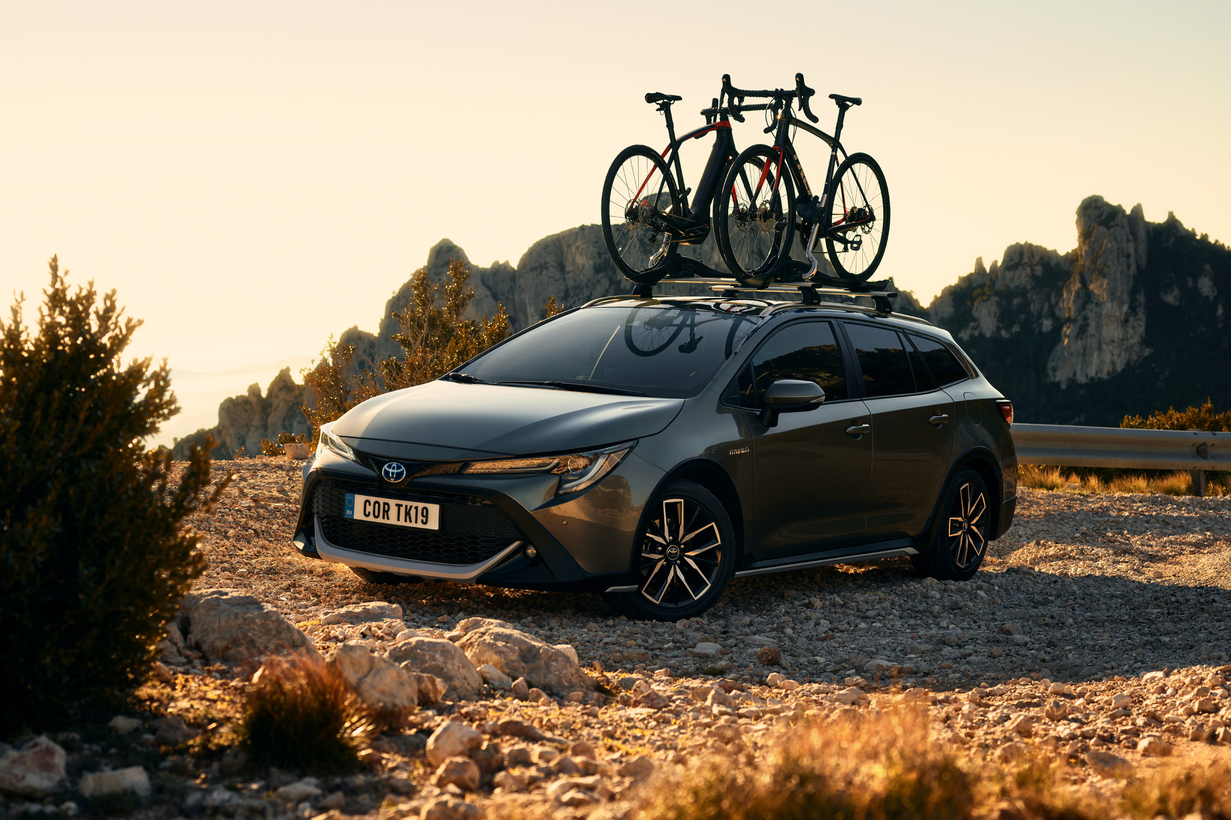 Toyota Corolla Trek Sport Touring - front