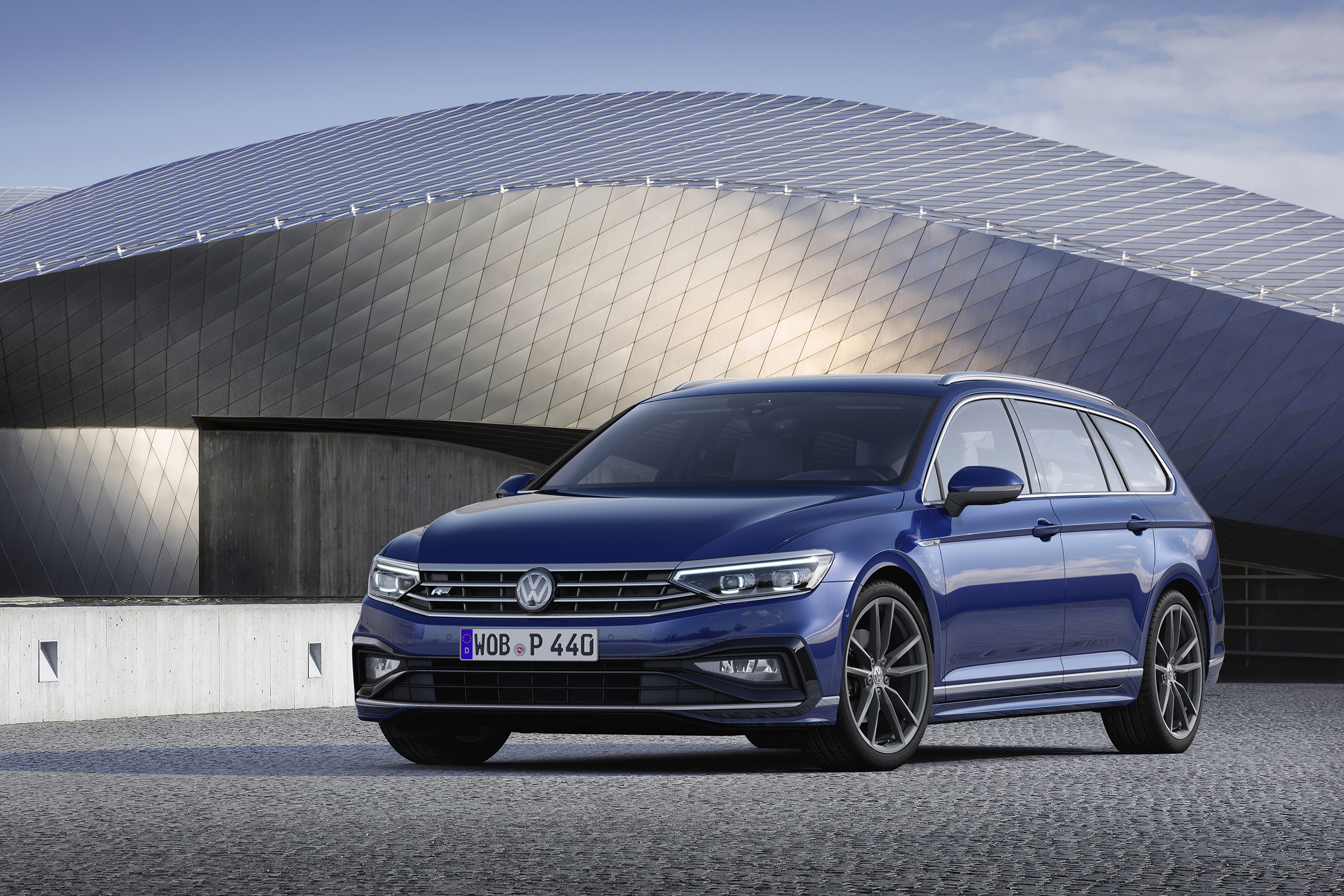 2019 Volkswagen Passat front