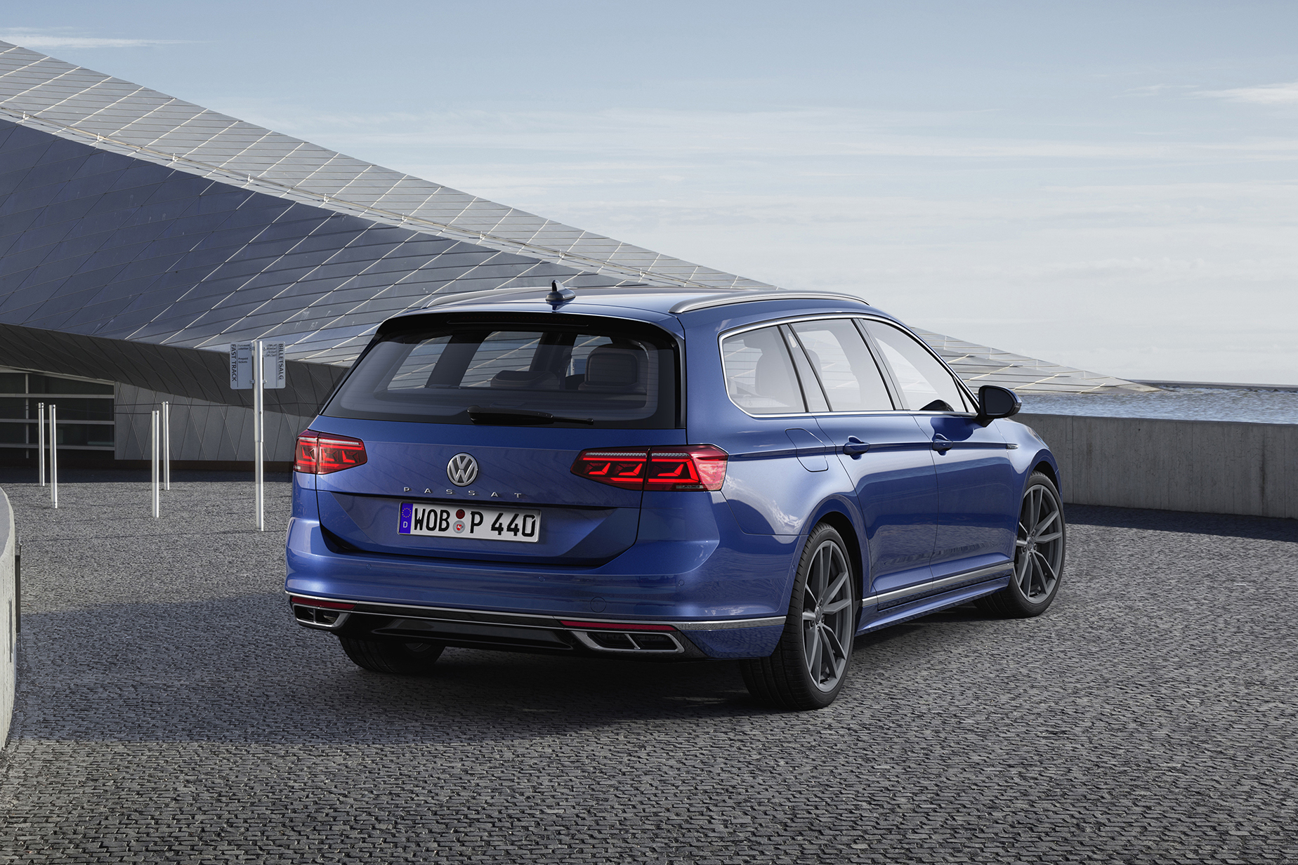 2019 Volkswagen Passat rear static