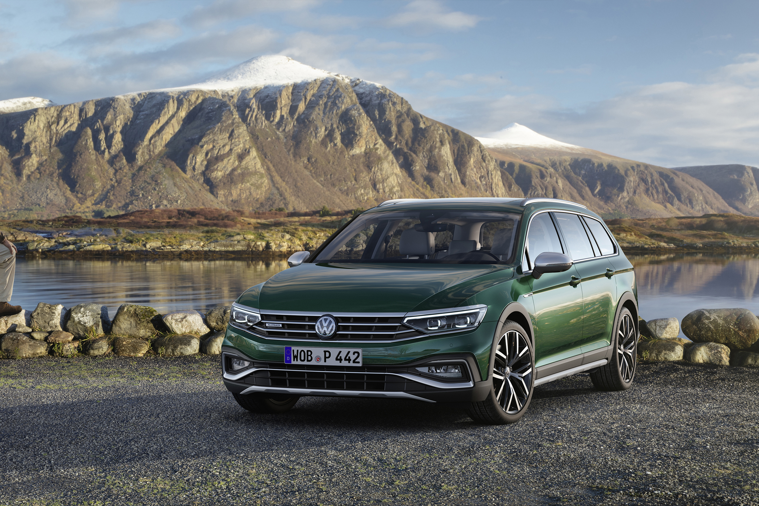 2019 Volkswagen Passat AllTrack front quarter