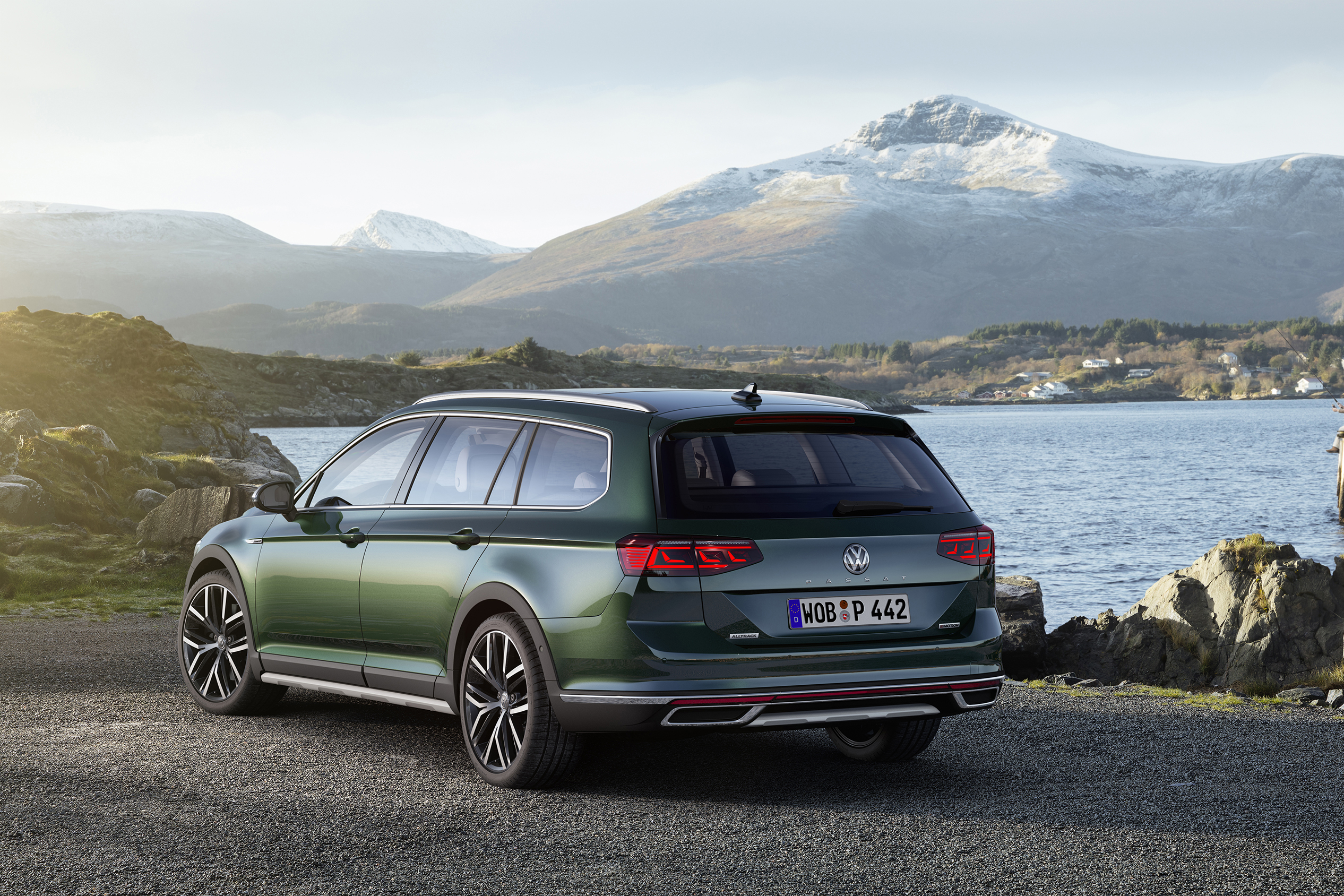 2019 Volkswagen Passat AllTrack rear quarter