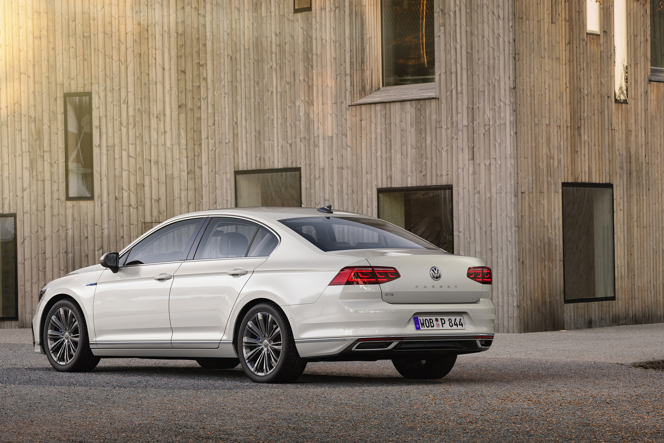 2019 Volkswagen Passat GLE static rear