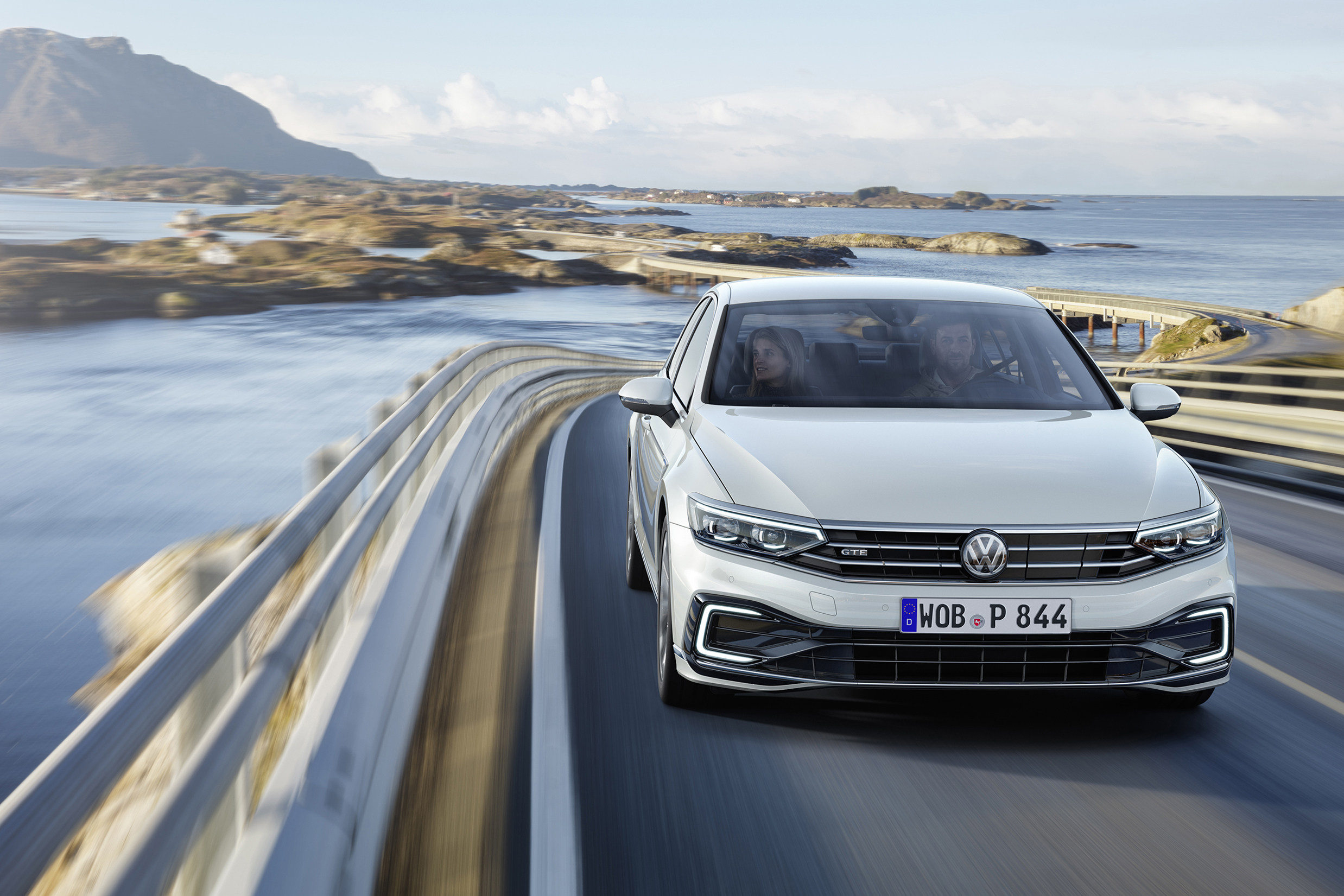 2019 Volkswagen Passat GLE front driving