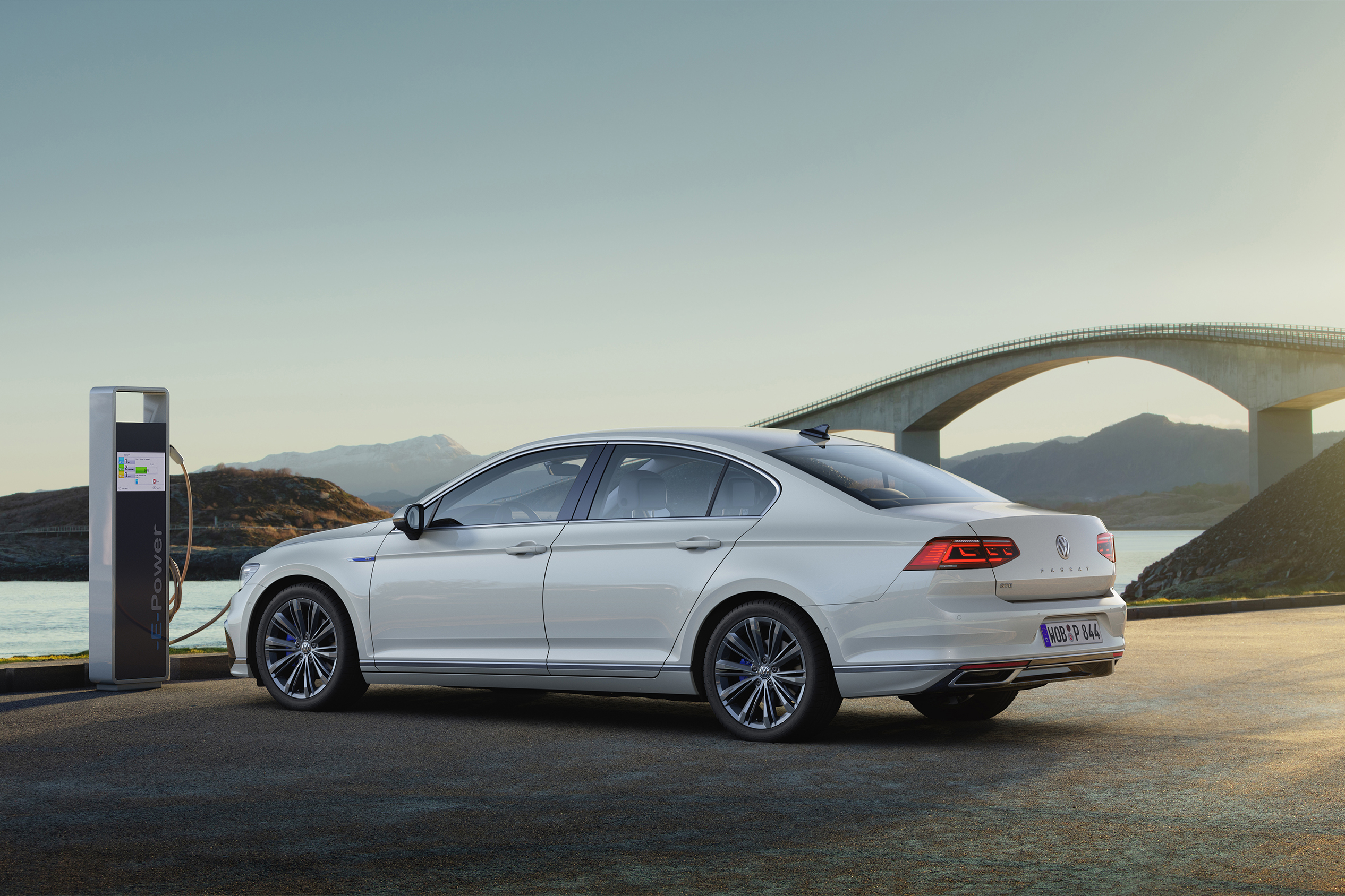 2019 Volkswagen Passat GLE static side