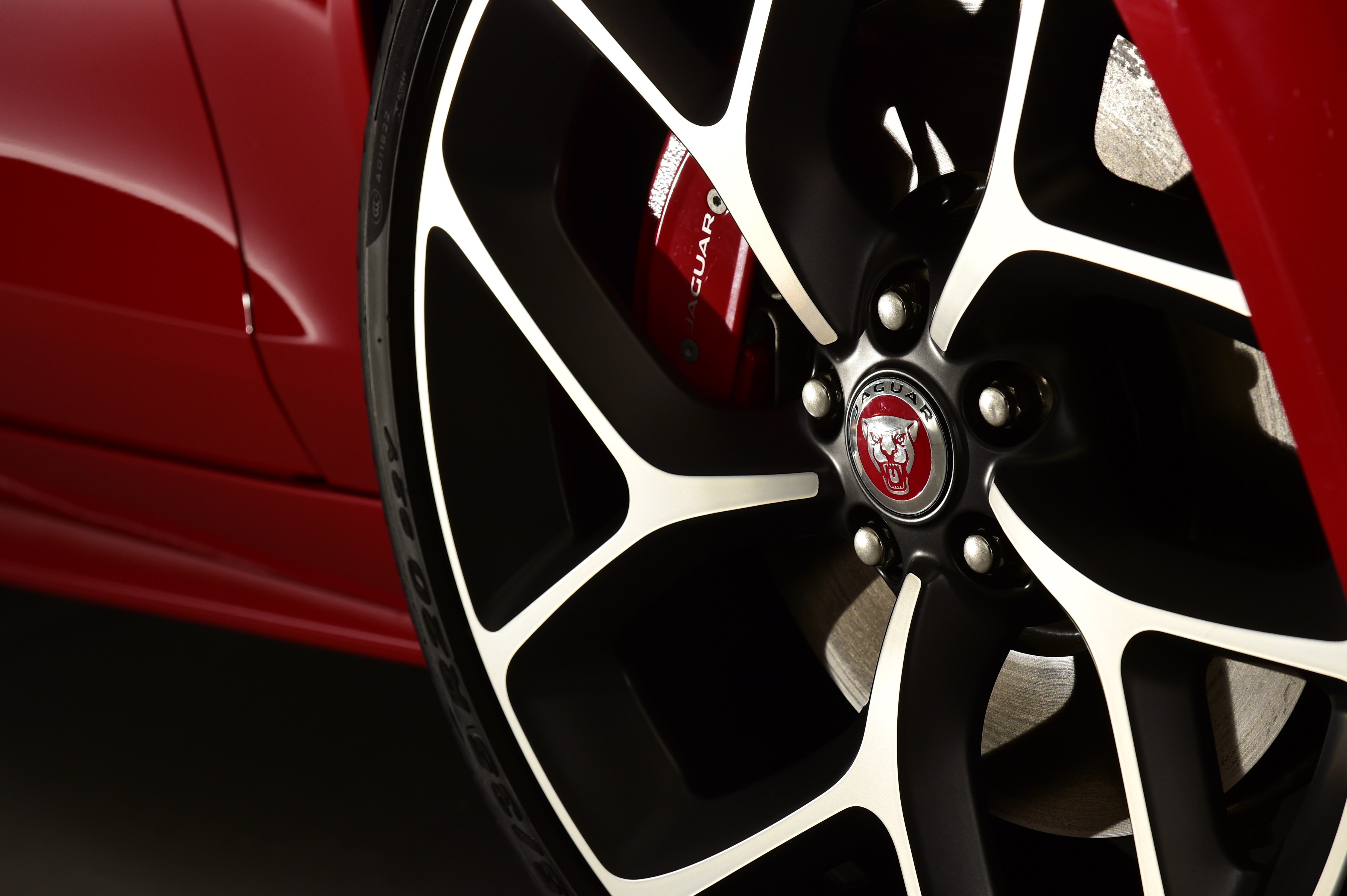 2019 Jaguar XE - wheels