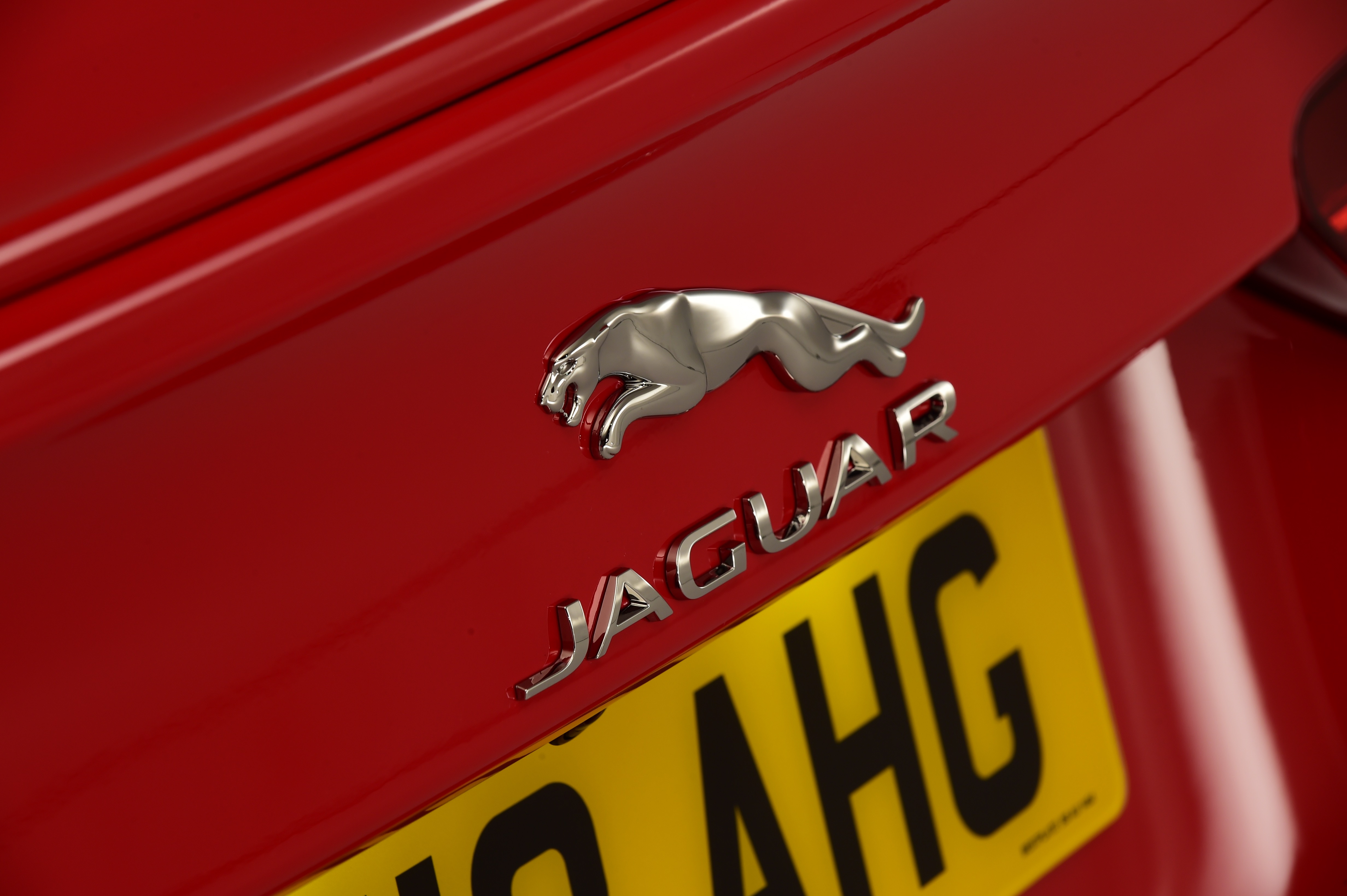 2019 Jaguar XE - badge