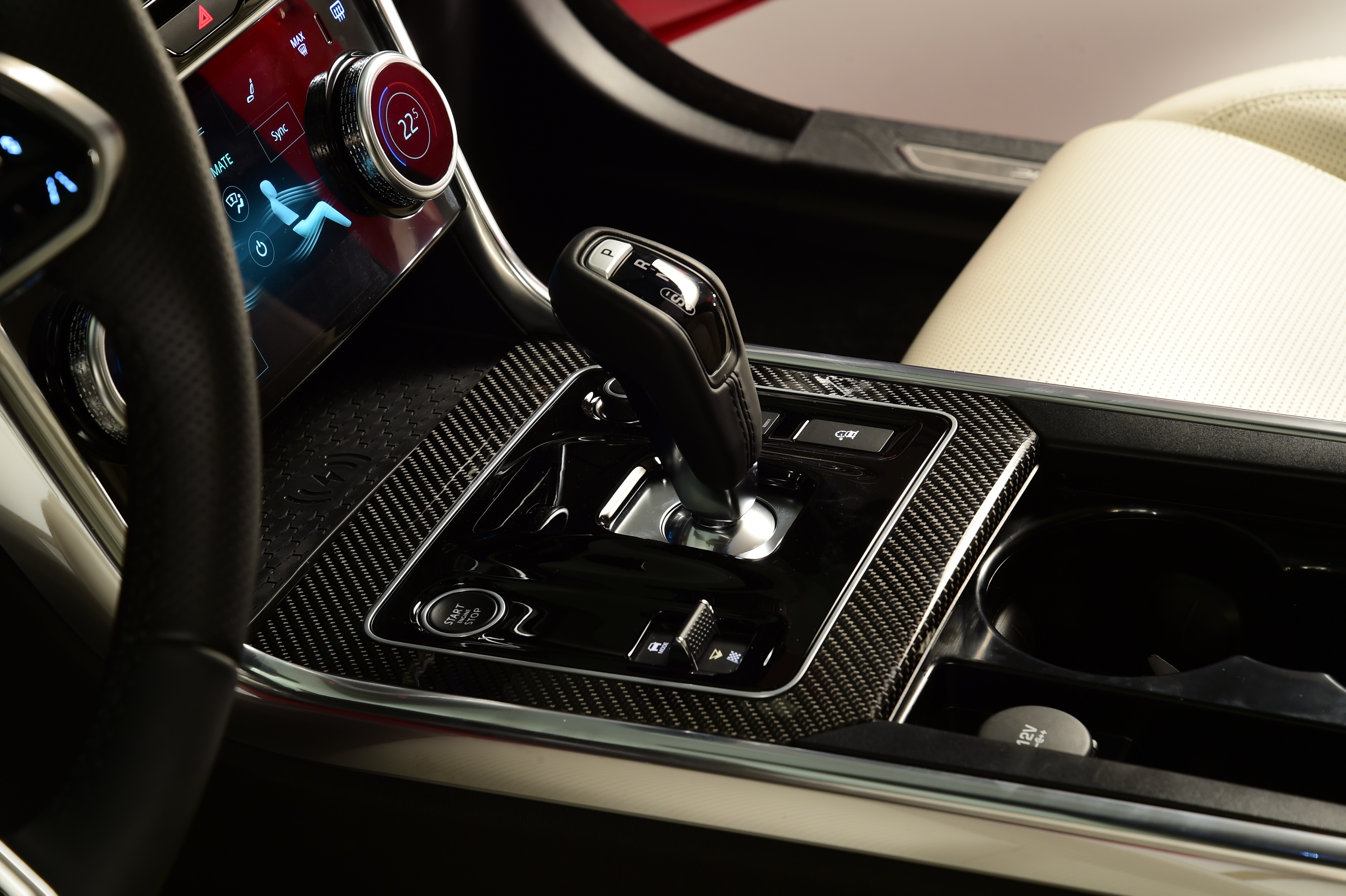2019 Jaguar XE - gear lever