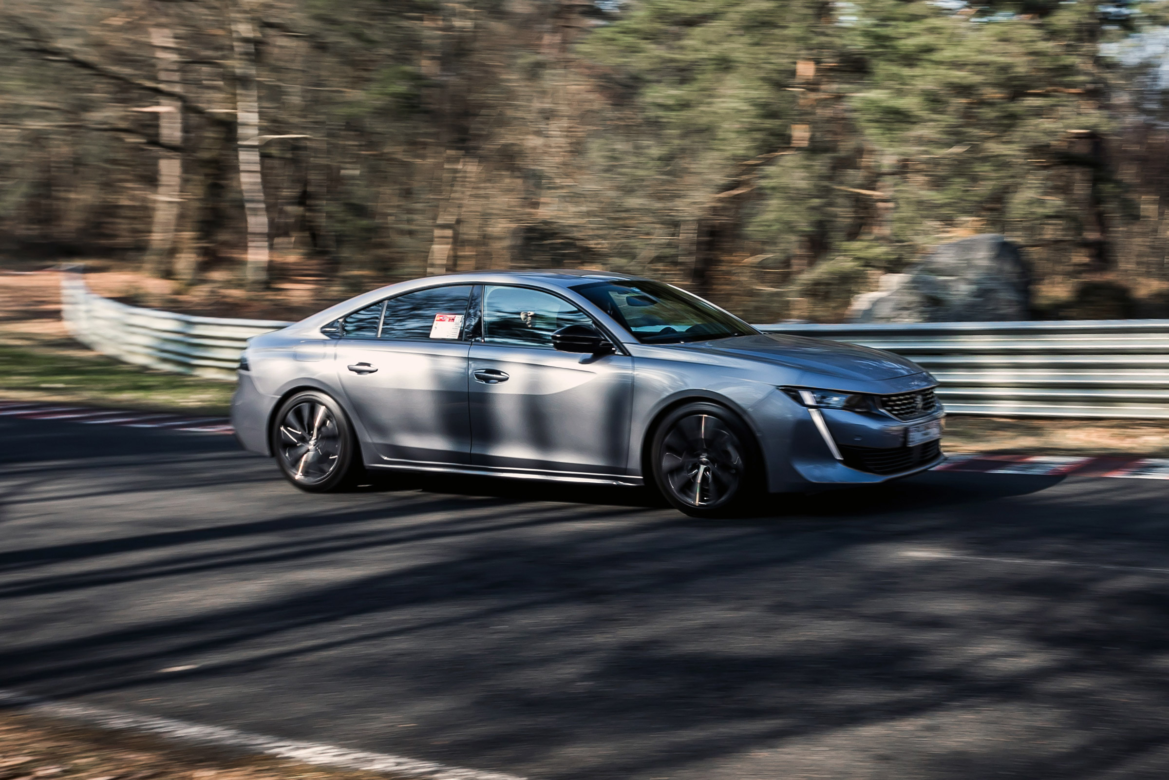 Peugeot 508 HYbrid driving