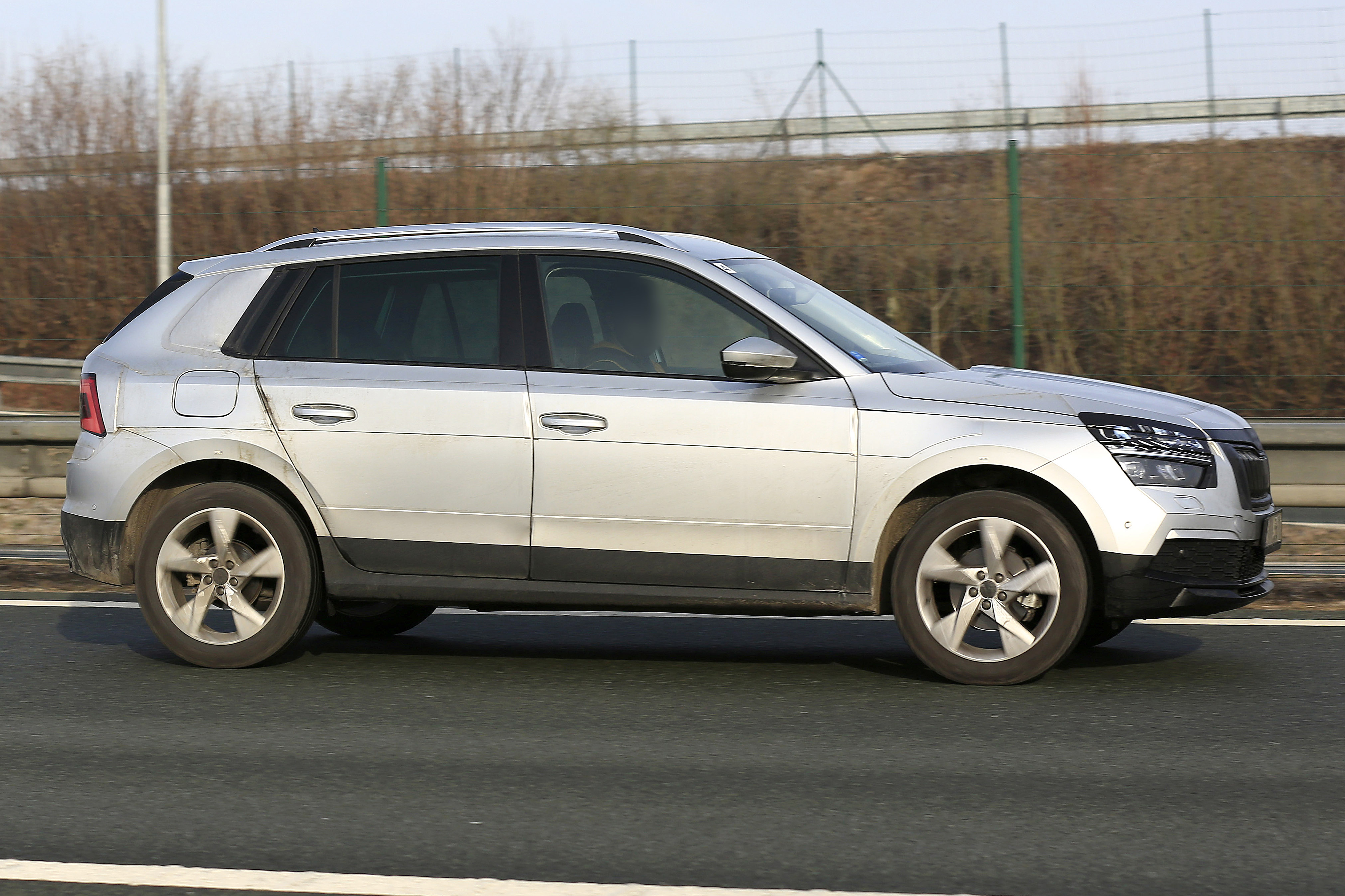 Skoda Kamiq side-on view