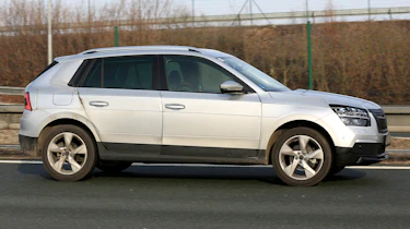 Skoda Kamiq side-on view