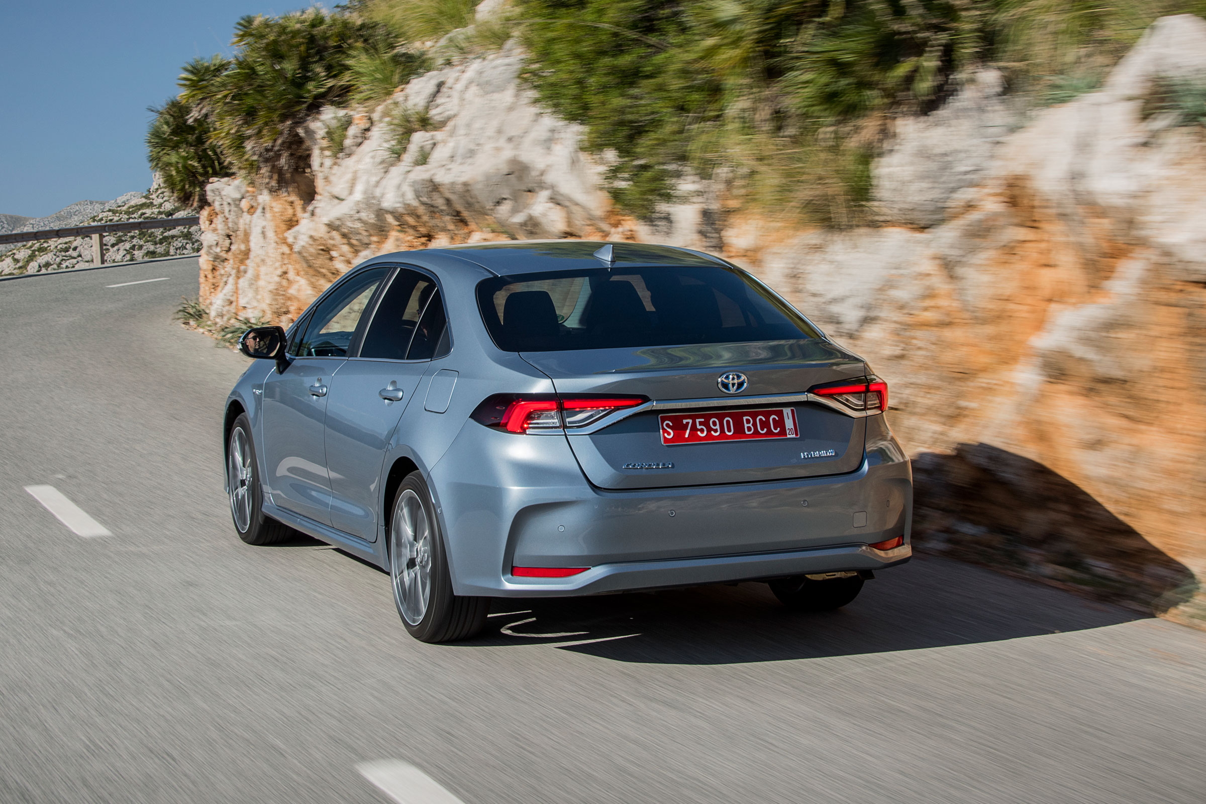Toyota Corolla saloon rear tracking