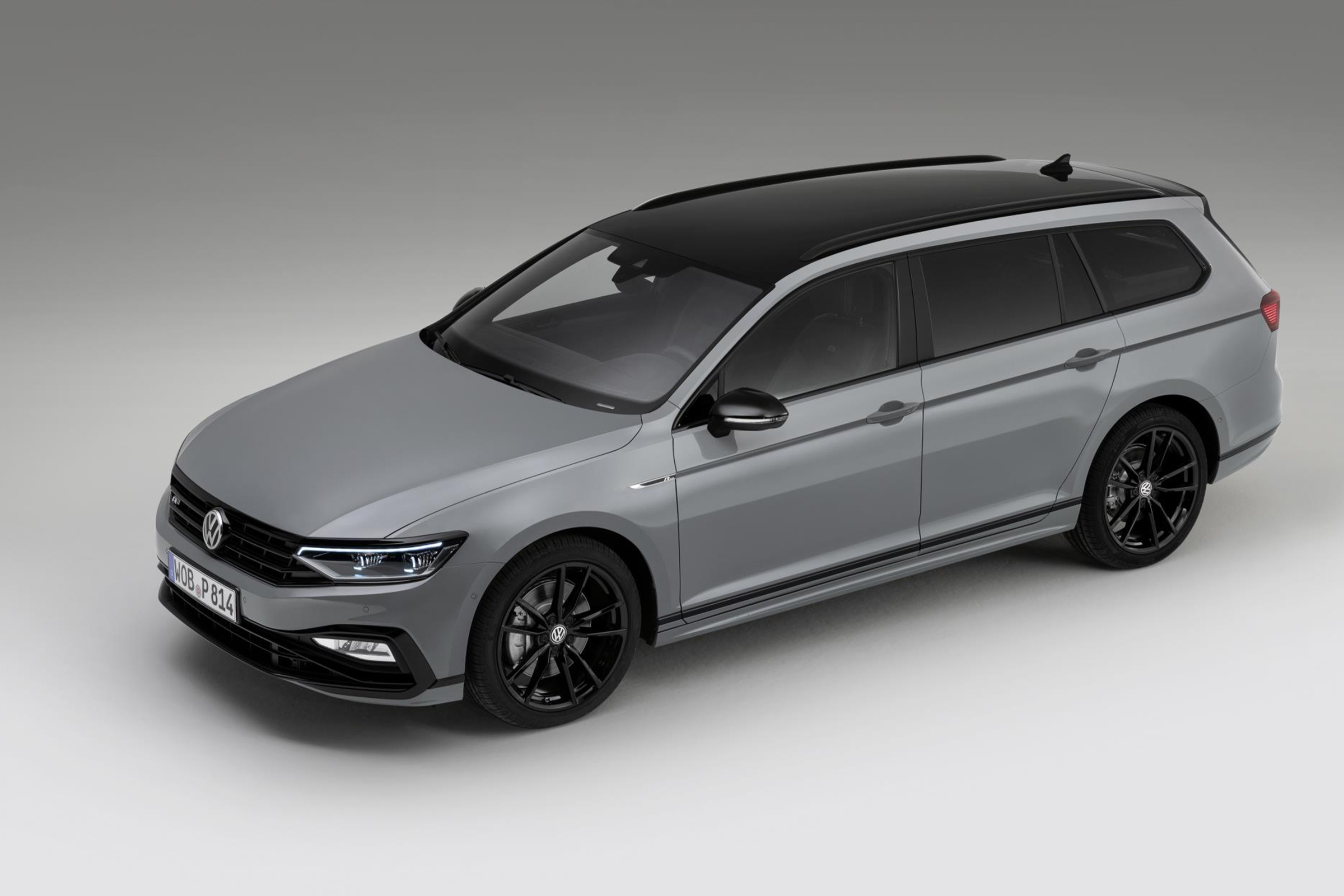 VW Passat Estate R-Line Edition front/side