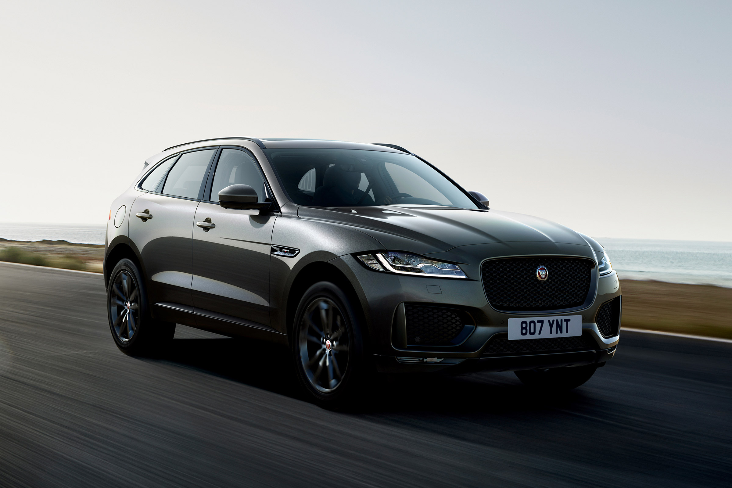 Jaguar F-Pace Chequered Flag Edition front tracking