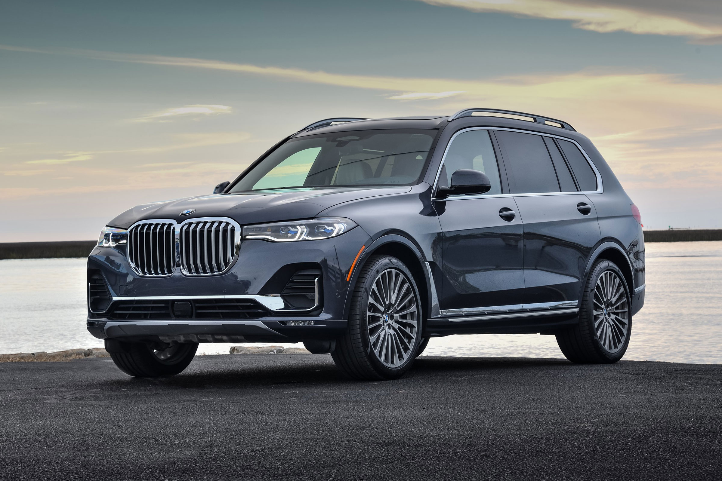 BMW X7 SUV front 3/4 static