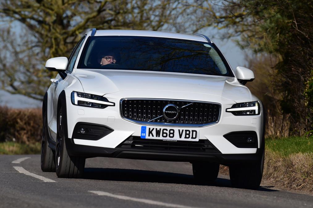 Volvo V60 Cross Country driving