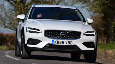 Volvo V60 Cross Country driving