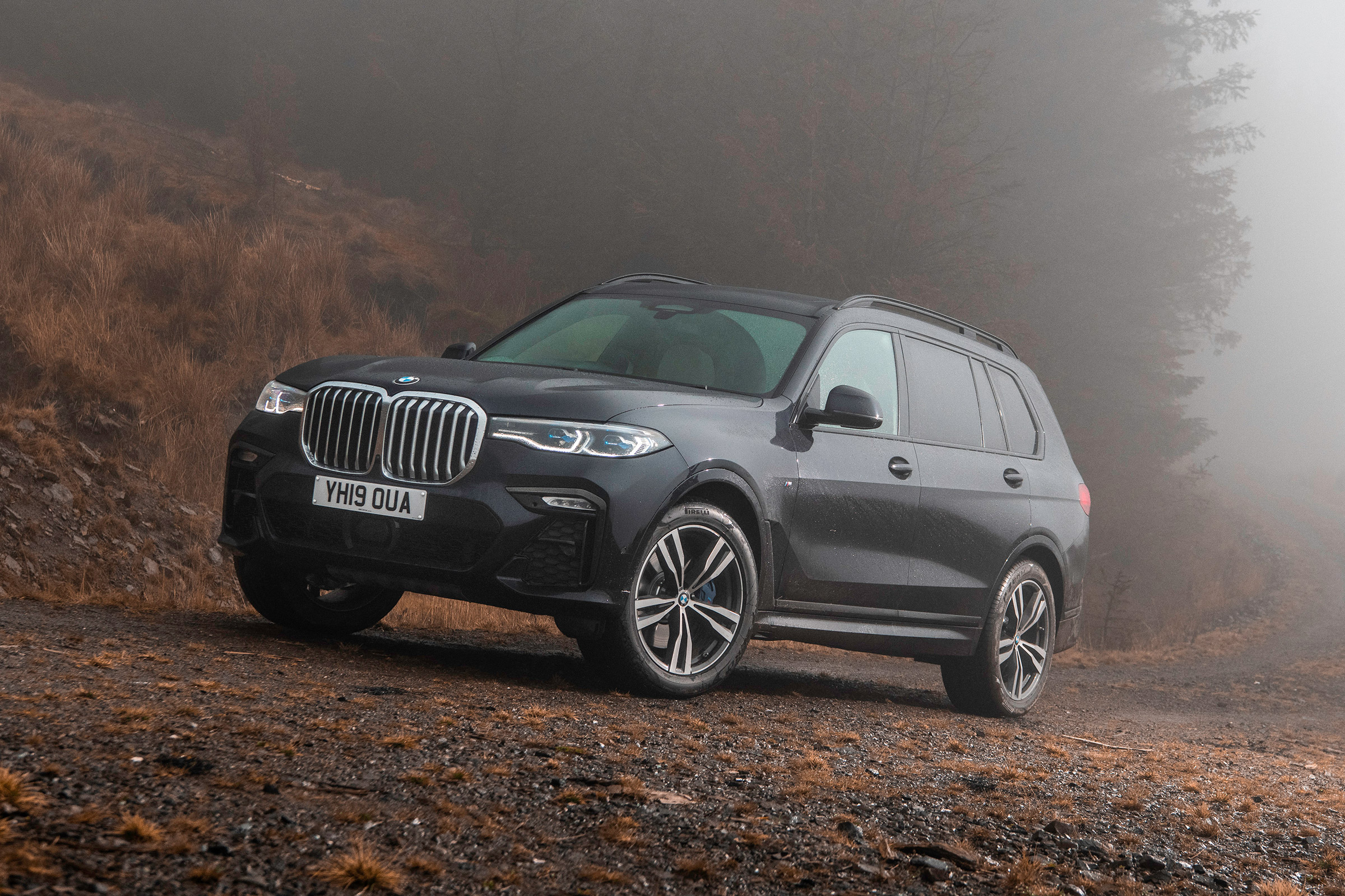 BMW X7 SUV front 3/4 static