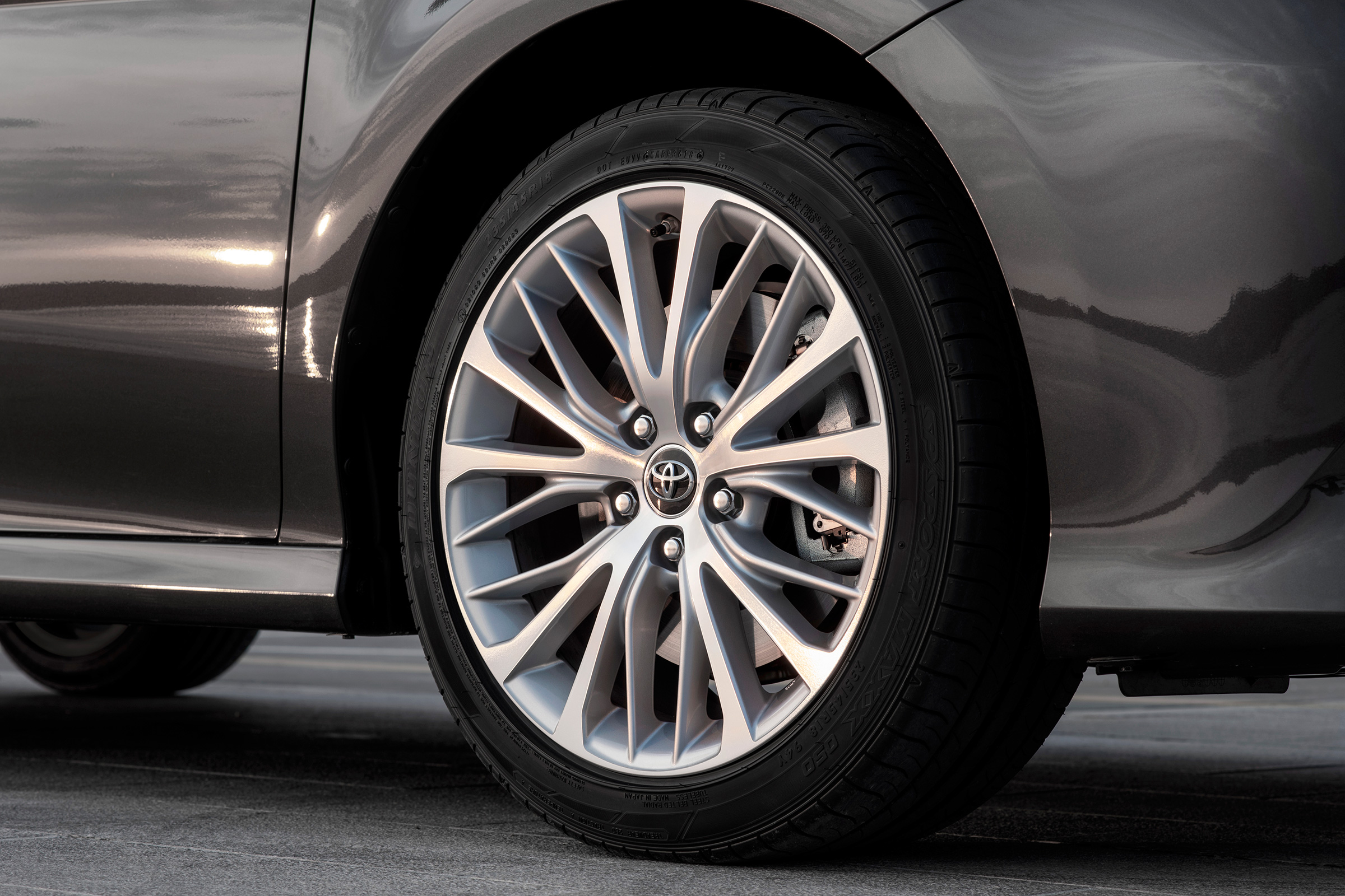 Toyota Camry saloon alloy wheels