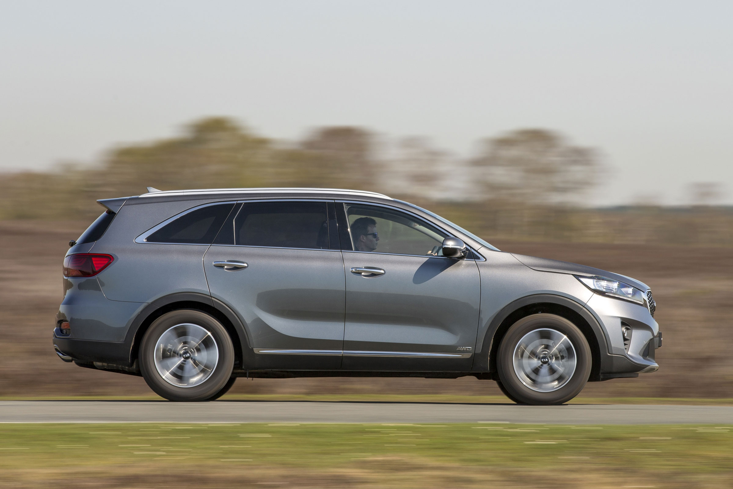 Kia Sorento SUV side panning