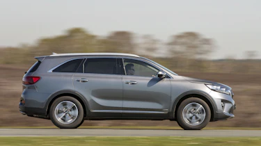 Kia Sorento SUV side panning