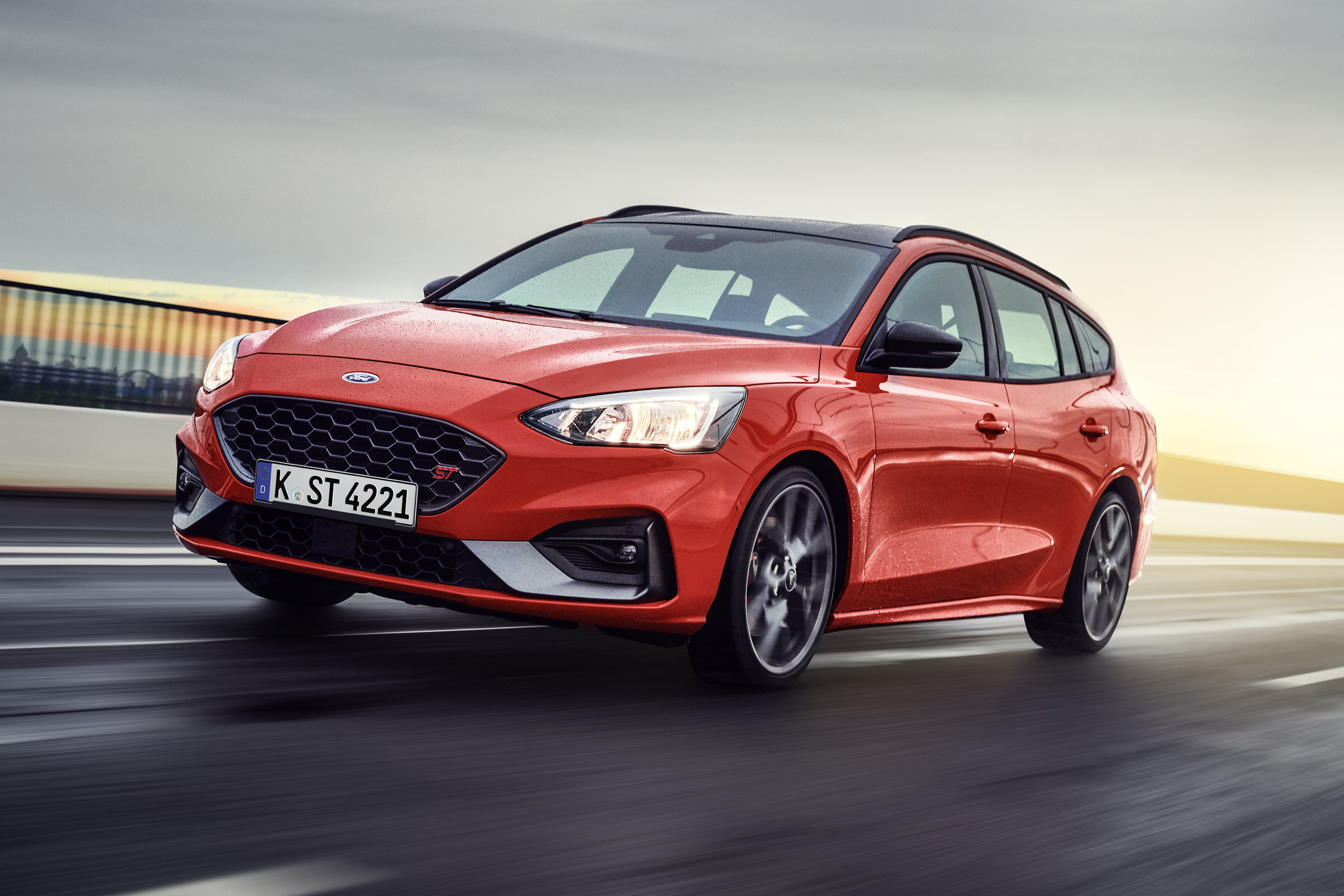 2019 Ford Focus ST estate - front driving 